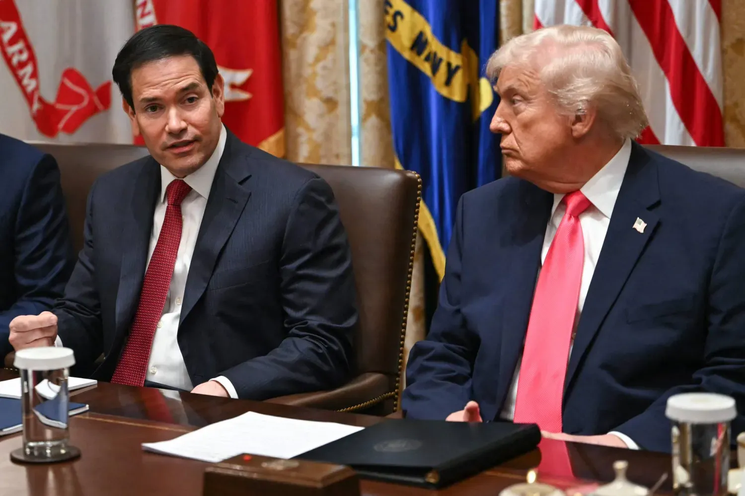 ABD Dışişleri Bakanı Marco Rubio (solda), Washington DC'deki Beyaz Saray'ın Kabine Odası'nda solunda Başkan Donald Trump ile kabine toplantısı sırasında... 2 Aralık 2025 (AFP)