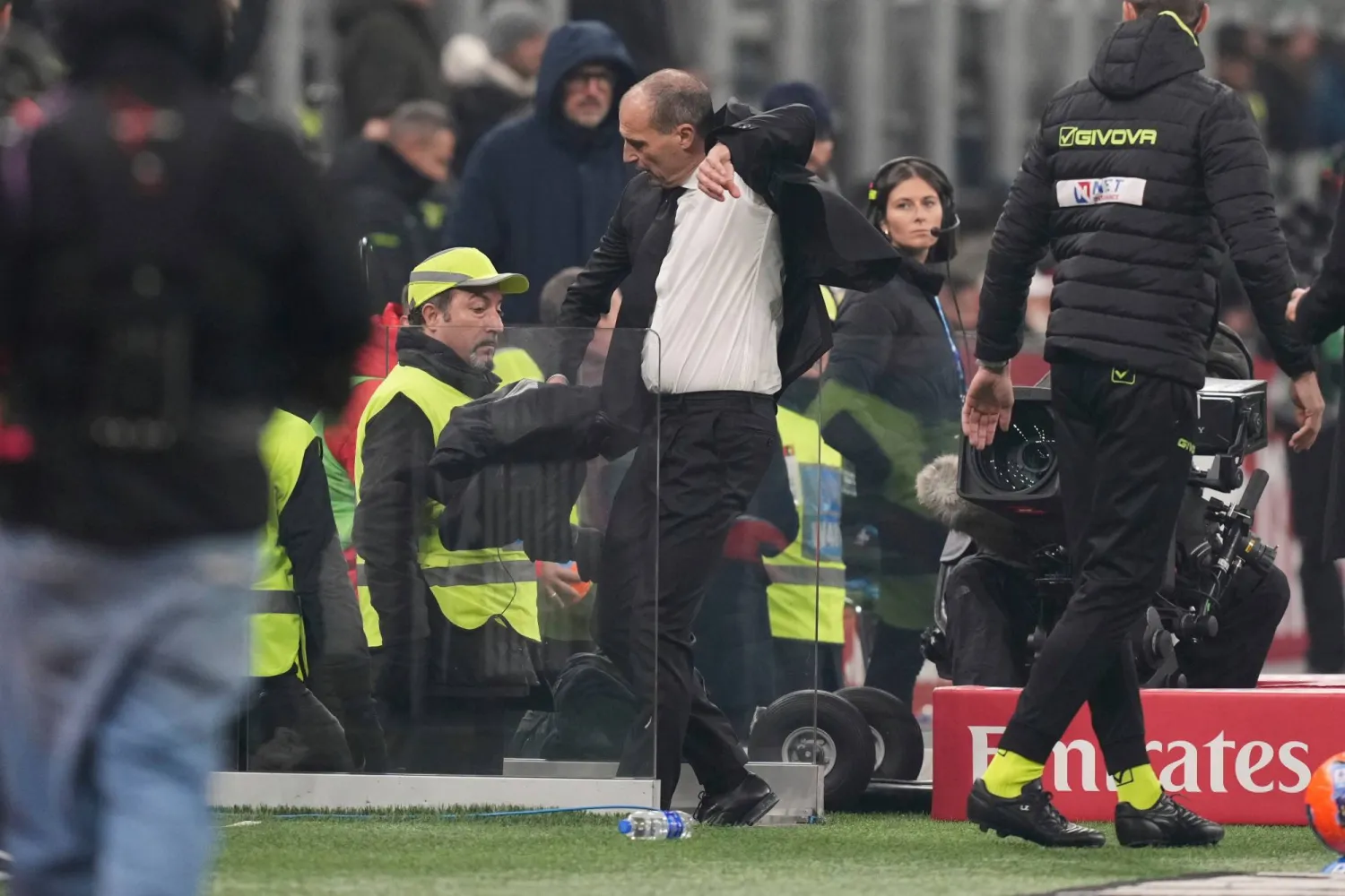 ماسيميليانو أليغري مدرب ميلان انفعل وطرد في مواجهة لاتسيو (أ.ب)