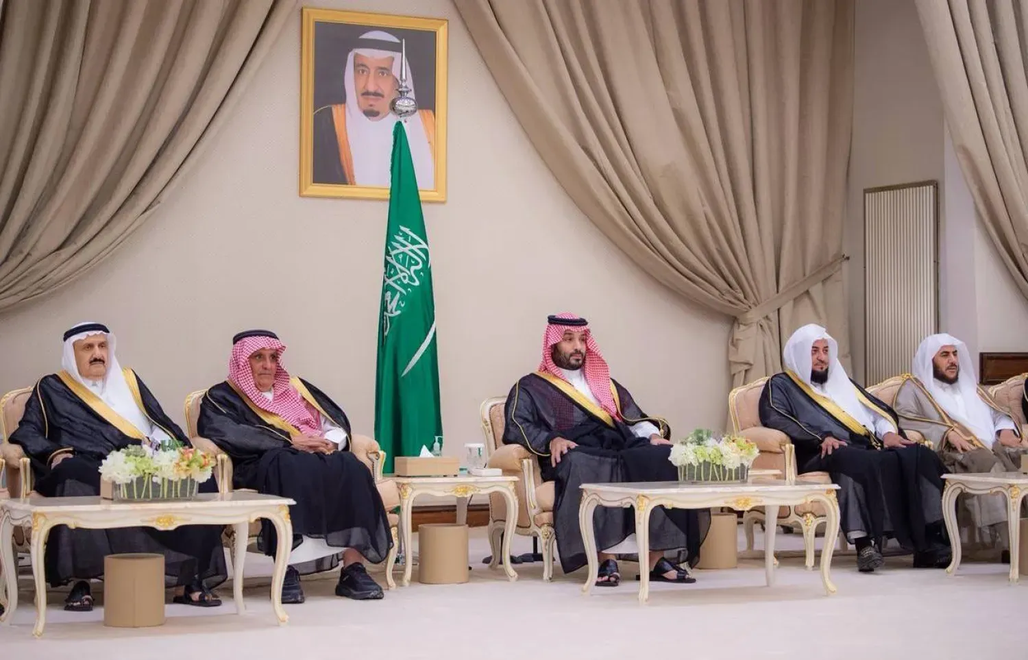 Suudi Arabistan Başbakanı ve Veliaht Prensi Muhammed bin Selman, Dammam'daki Körfez Sarayı'nda prensleri, alimleri, bakanları ve bir grup vatandaşı ağırladı. (SPA)