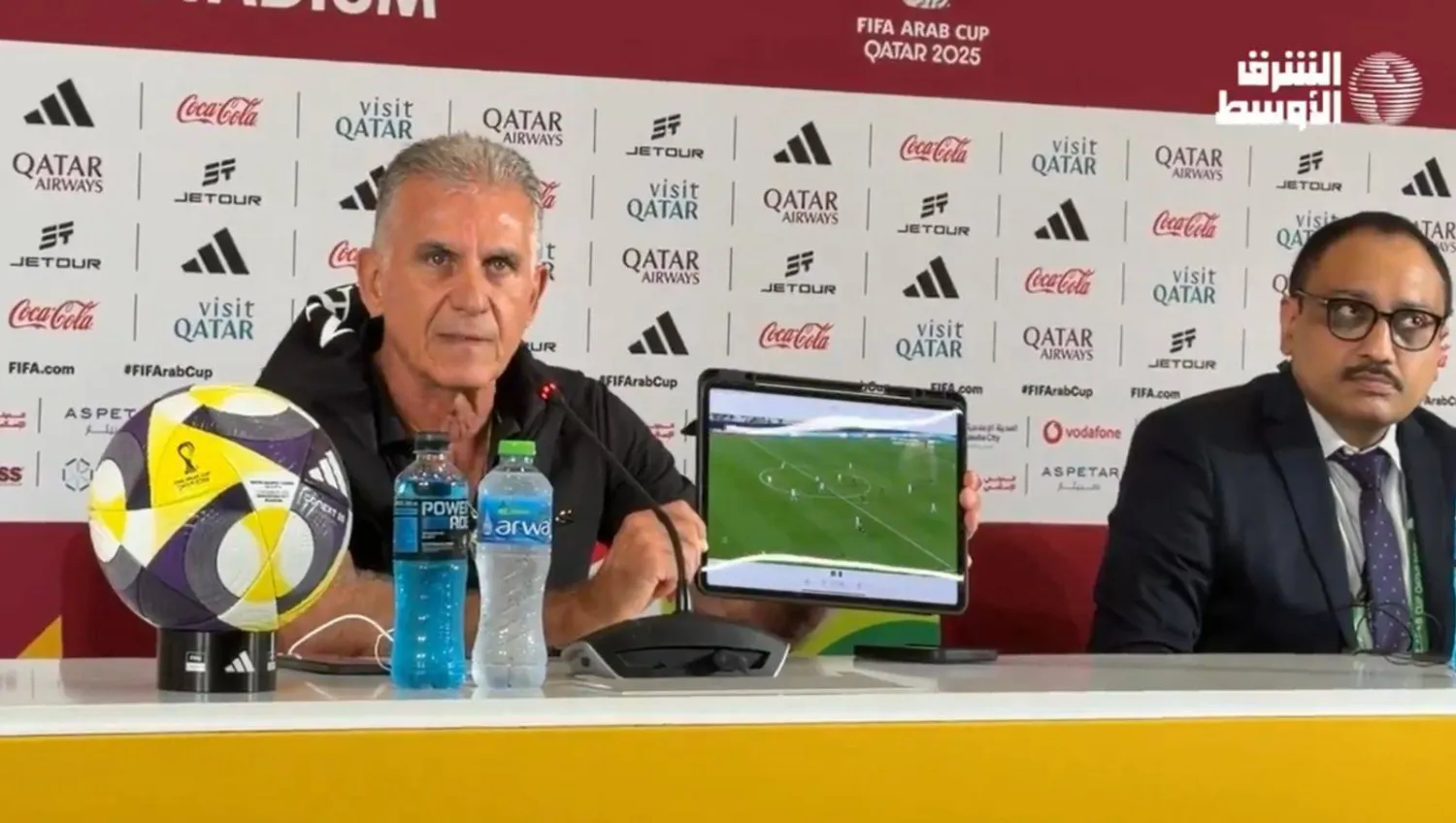 كيروش يستعرض الأخطاء التحكيمية خلال المؤتمر الصحافي (الشرق الأوسط)