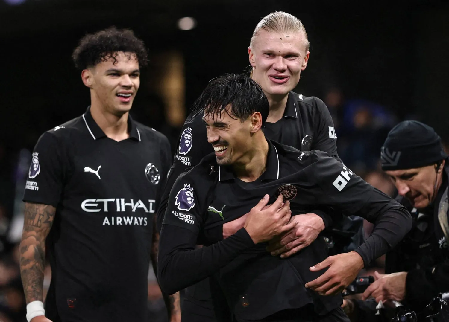 فرحة لاعبي مانشستر سيتي بالفوز الصعب على فولهام (رويترز)