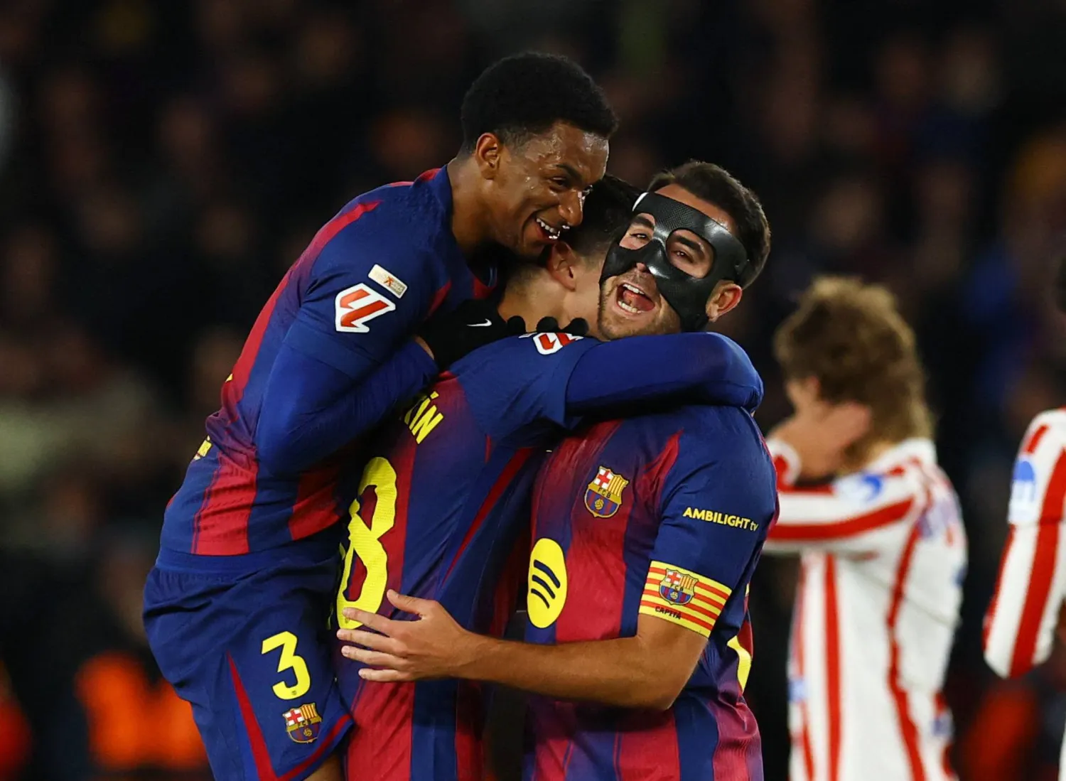 برشلونة هزم أتليتكو بجدارة وحلّق في الصدارة (رويترز)