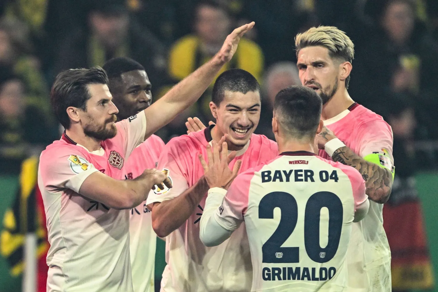 الجزائري إبراهيم مازا يتلقى تهنئة وميلائه بهدفه في دورتموند (أ.ف.ب)