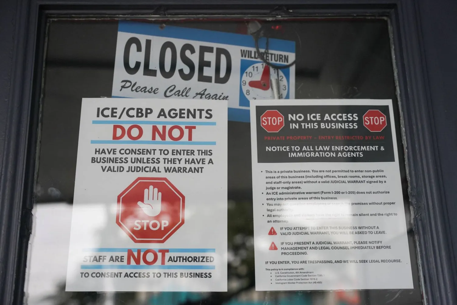 على أبواب مطعم تاكويريا غيريرو الذي لا يزال مغلقًا مؤقتًا بسبب المخاوف على سلامة موظفيه تُعرض لافتات تنص على منع دخول موظفي إدارة الهجرة والجمارك في نيو أورلينز (رويترز)