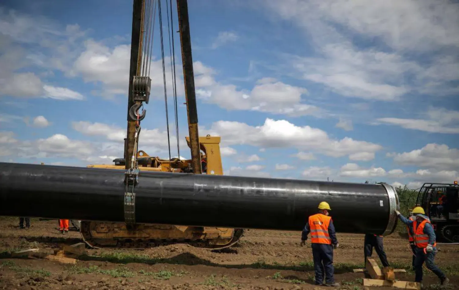 2022 yılında Rusya'nın TürkAkım doğalgaz boru hattının uzatılması için yapılan inşaat sahasında çalışan işçiler (Arşiv- Reuters)