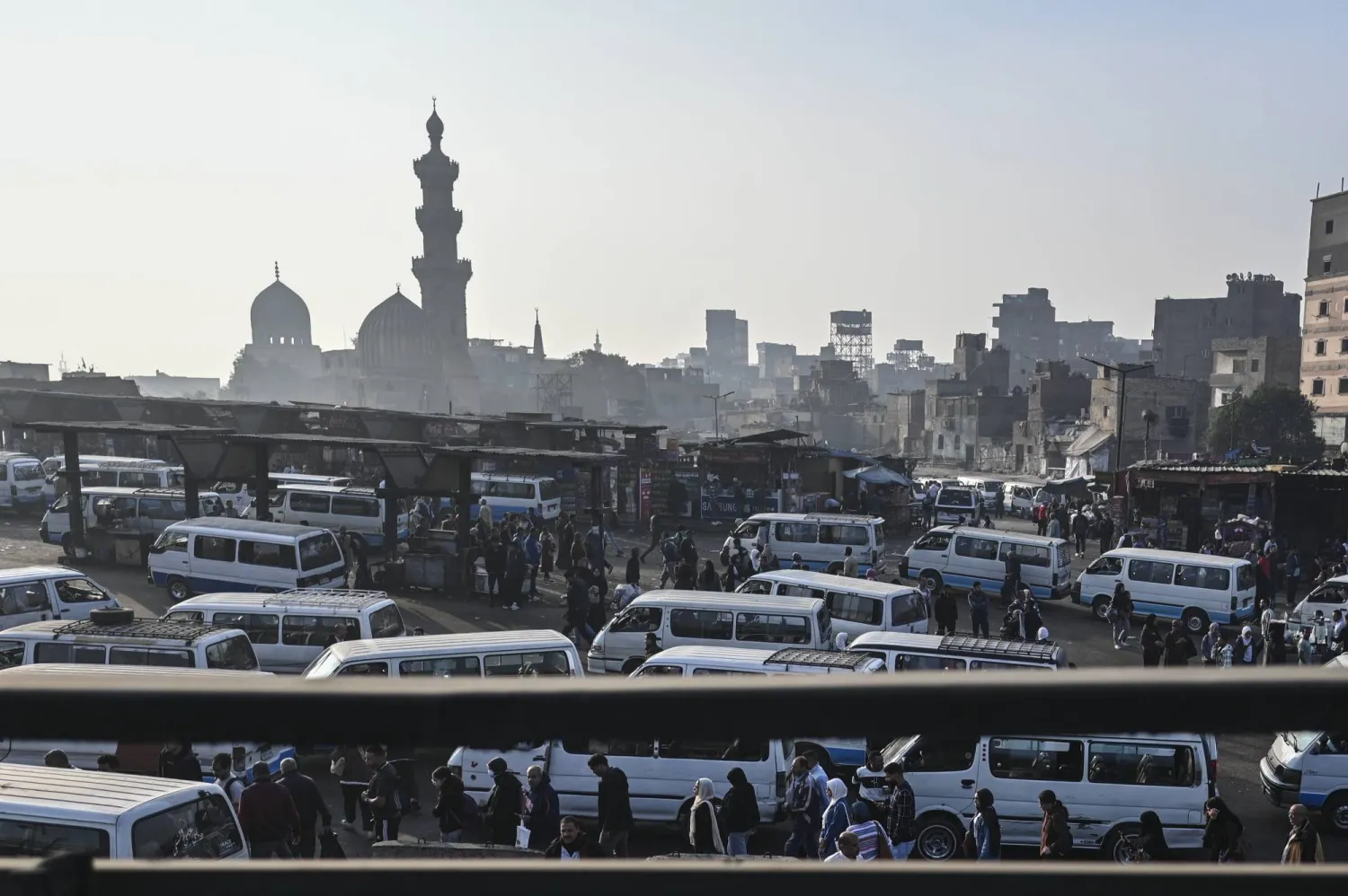 محطة في ميدان السيدة عائشة في القاهرة تزدحم بعدد كبير من سيارات الميكروباص (إ.ب.أ)