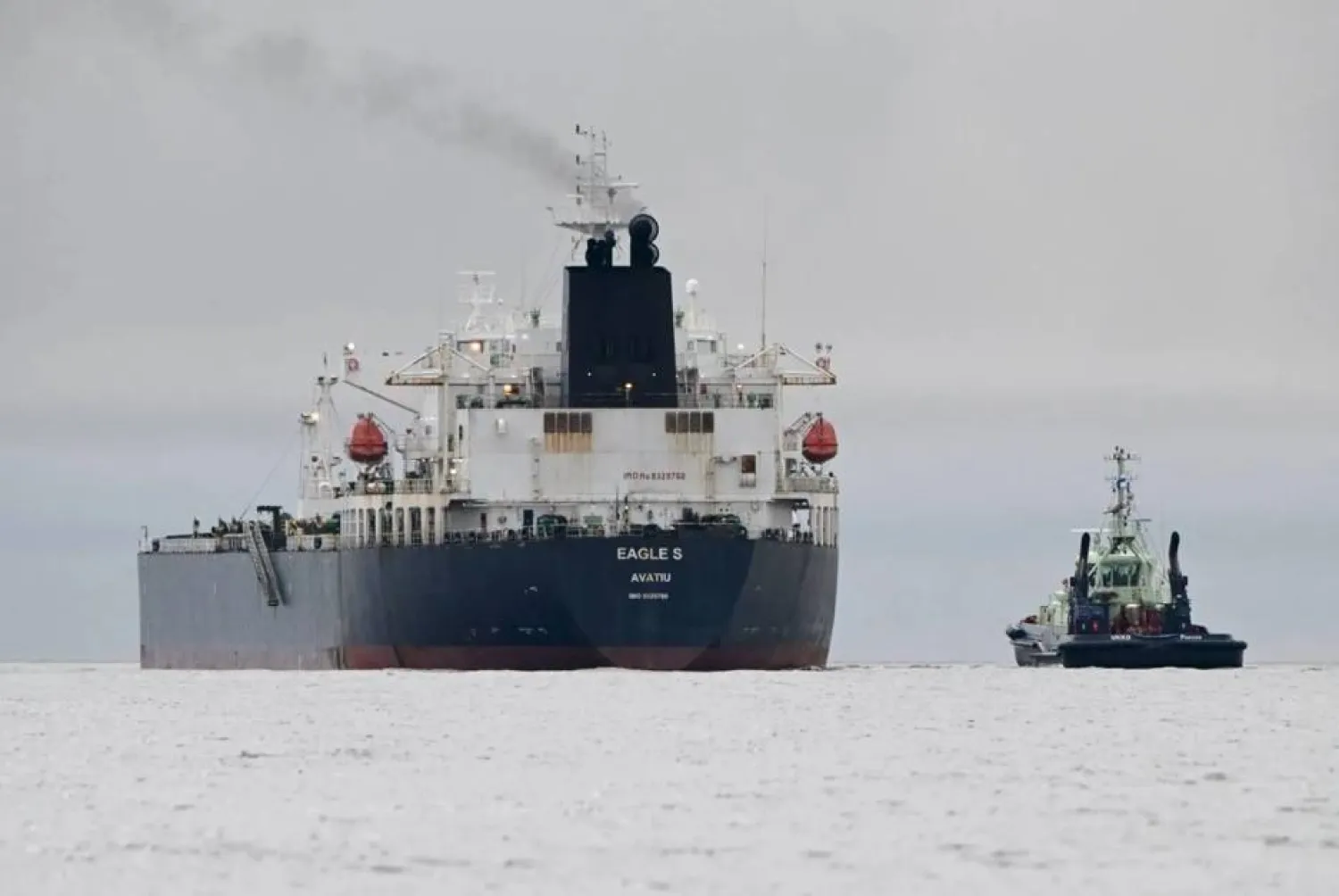 Finnish tugboat Ukko sails near the Cook Islands-flagged tanker Eagle S off Porkkalanniemi, Kirkkonummi, in the Gulf of Finland, December 28, 2024 (AFP)
 
