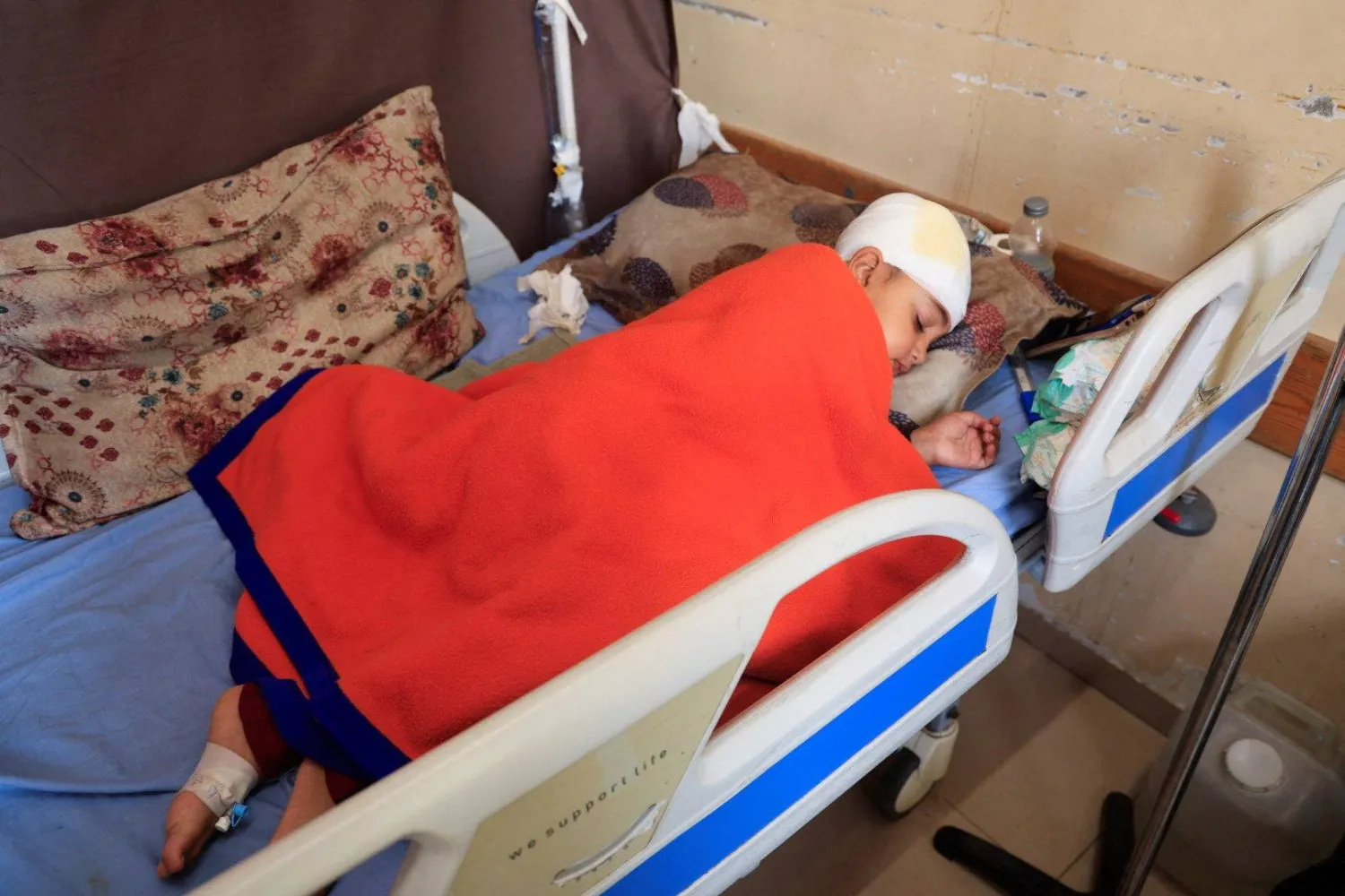 طفل فلسطيني يرقد على سرير أثناء تلقيه العلاج في مستشفى ناصر في خان يونس جنوب قطاع غزة، 10 نوفمبر الماضي (رويترز)