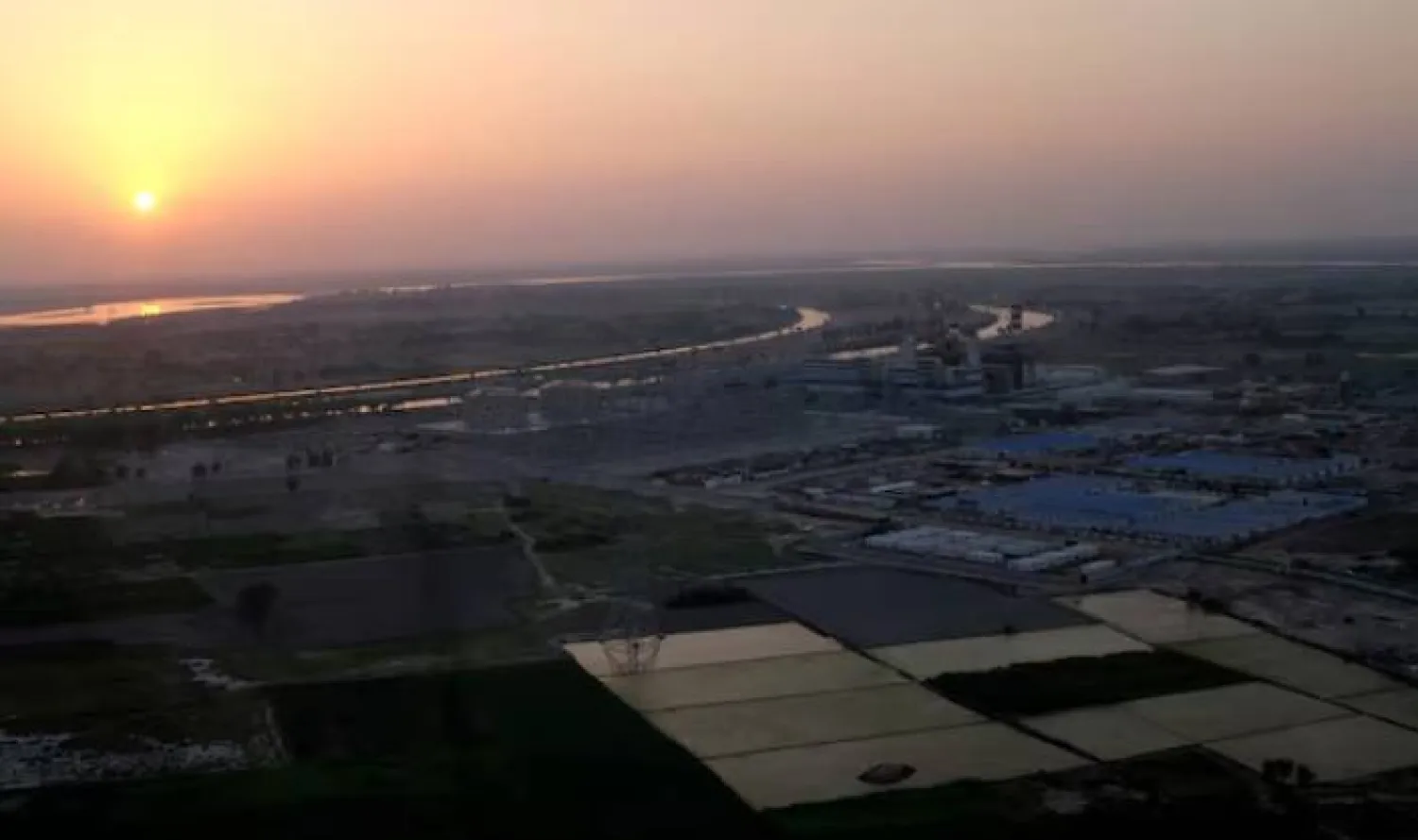 صورة جوية لمحطة طاقة الغاز الطبيعي المسال «هافيلي بهادور شاه» في جانغ بباكستان (رويترز)