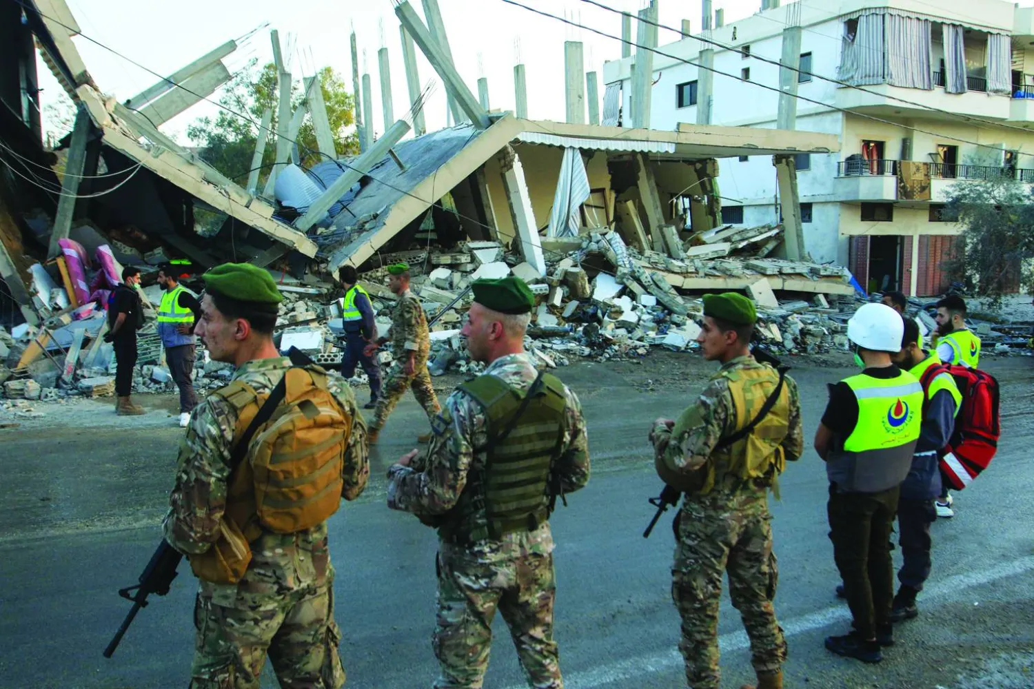 جنود من الجيش اللبناني أمام مبنى استُهدف بغارة جوية إسرائيلية في قرية دير كيفا جنوب لبنان الشهر الماضي (أ.ف.ب)