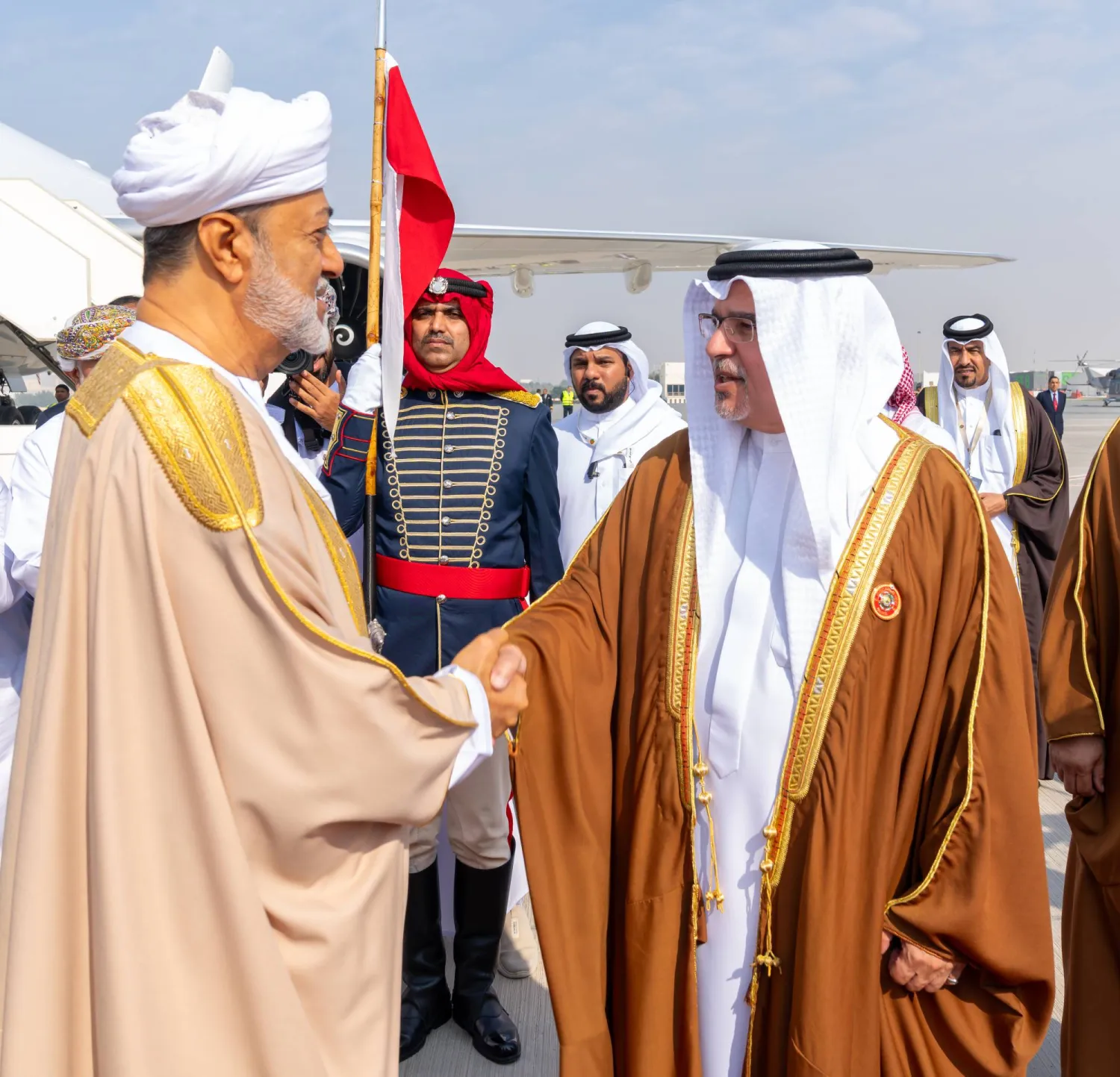 ولي العهد البحريني يستقبل سلطان عمان هيثم بن طارق (بنا)