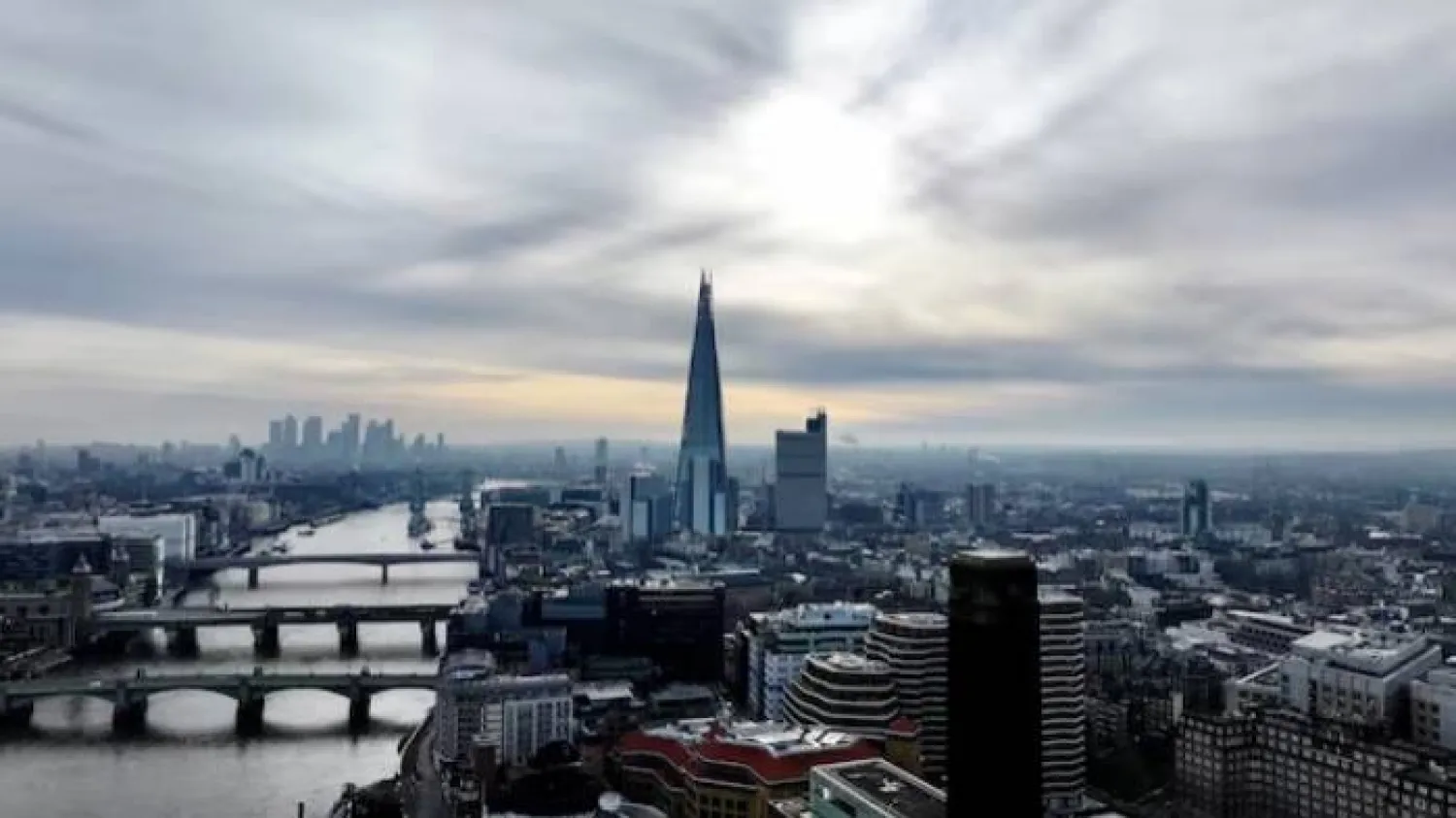صورة جوية لمبنى شارد في لندن مع خلفية حي كاناري وارف المالي (رويترز)