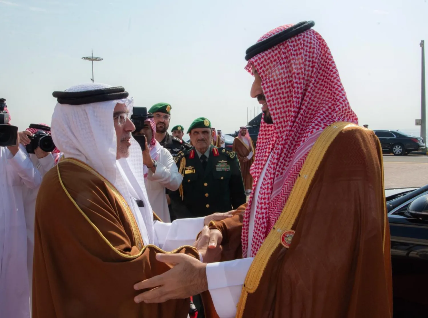 ولي العهد رئيس مجلس الوزراء البحريني في مقدمة مستقبلي الأمير محمد بن سلمان لدى وصوله الصالة الملكية بجسر الملك فهد (واس)