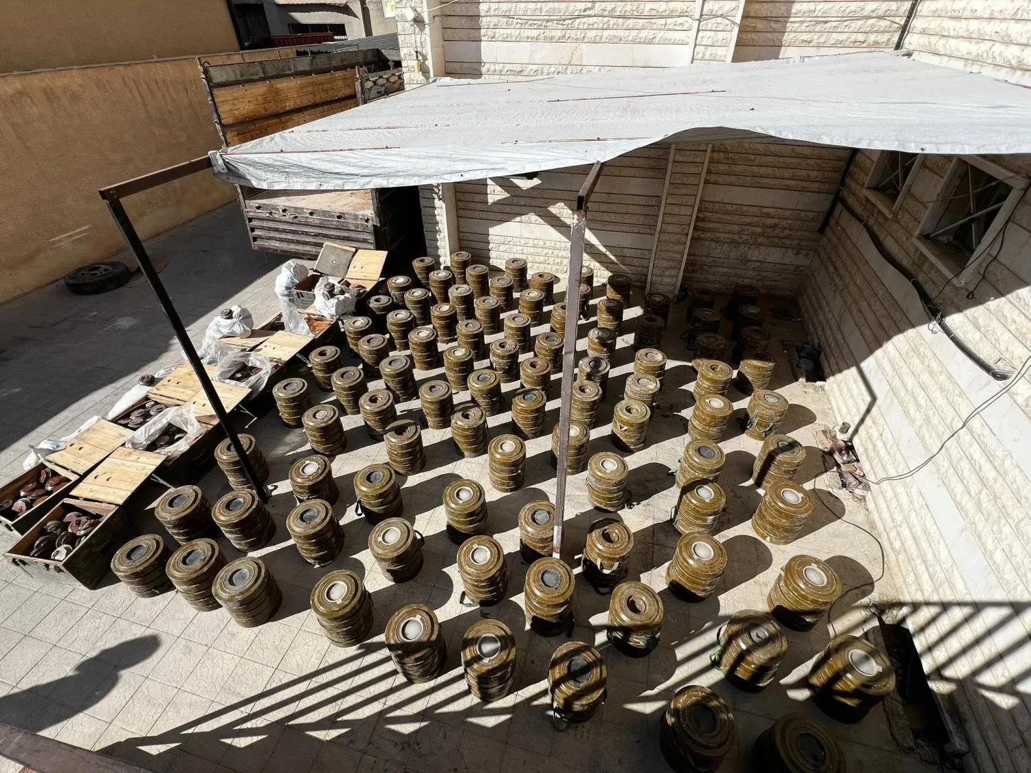 Suriye güvenlik güçleri tarafından ele geçirilen çok sayıda mayın (Suriye İçişleri Bakanlığı'nın resmi X hesabı)