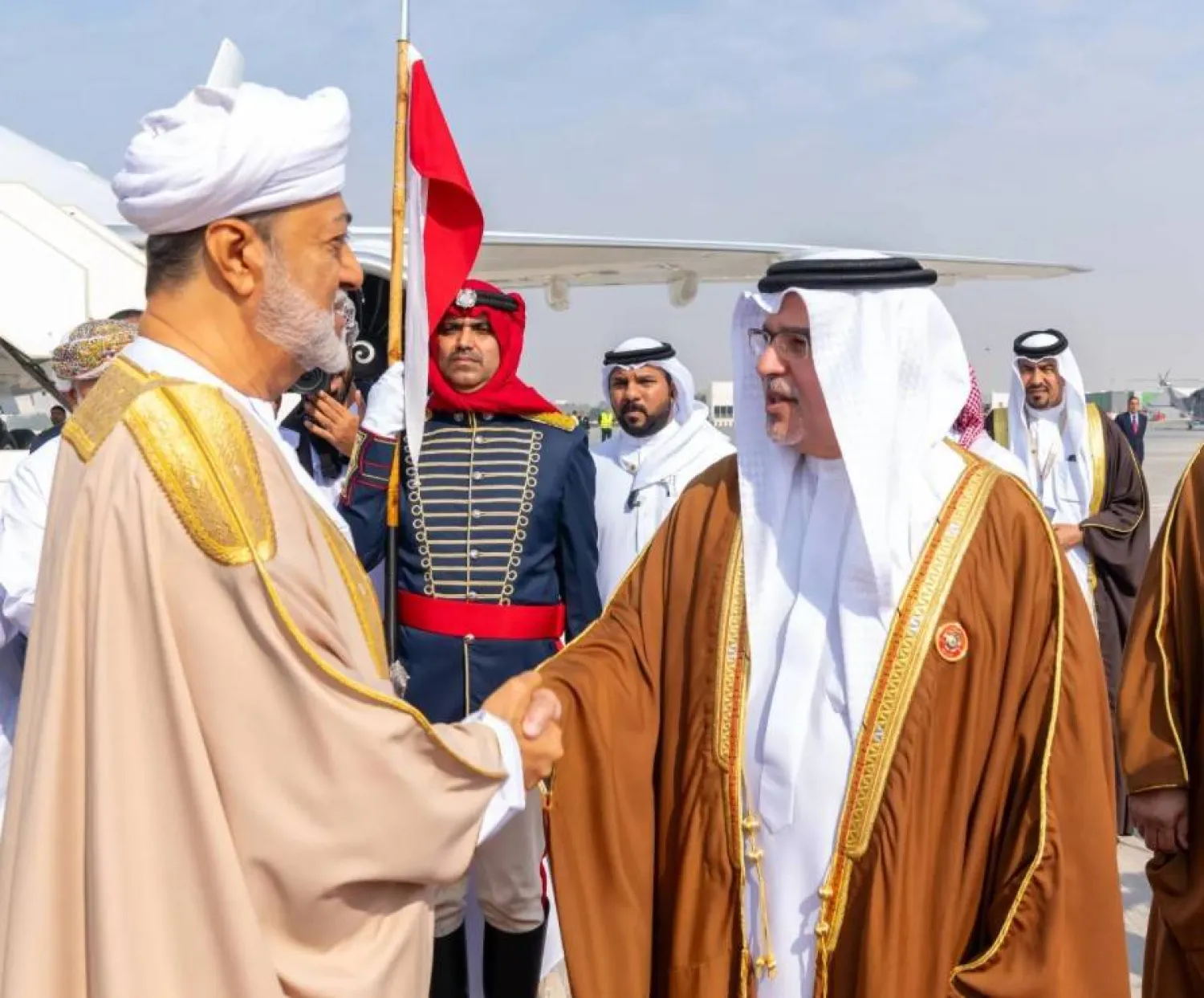 ولي العهد البحريني يستقبل سلطان عمان هيثم بن طارق (بنا)