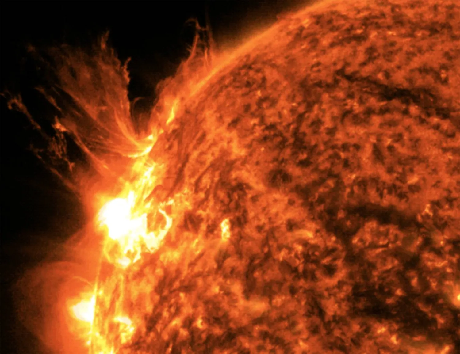 شرارة هائلة تعبُر الفضاء نحو مجالنا المغناطيسي (ناسا)