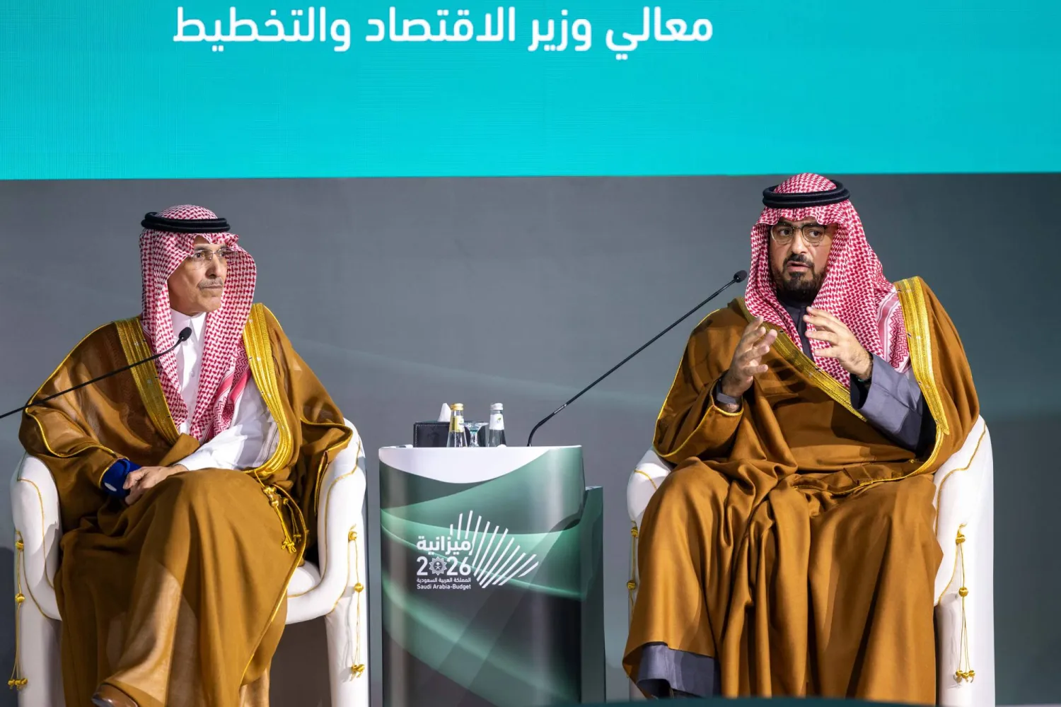 الإبراهيم يتحدث وإلى جانبه وزير المالية في ملتقى «ميزانية السعودية 2026»... (الشرق الأوسط)