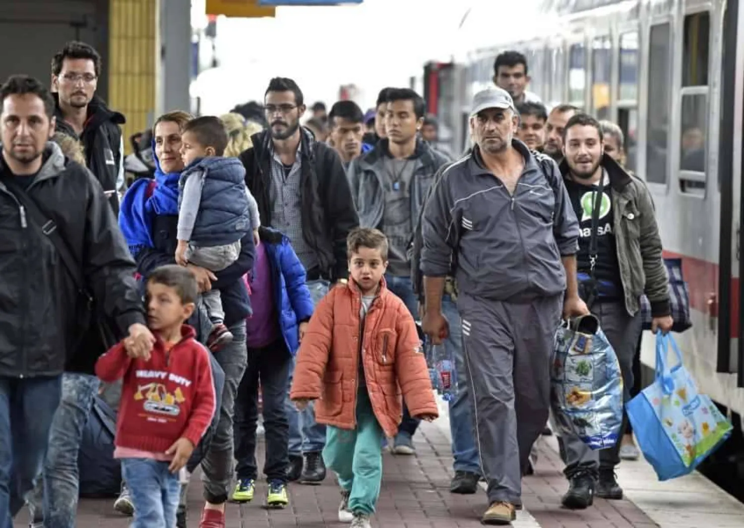 لاجئون من سوريا يصلون إلى محطة القطار في دورتموند بألمانيا - 6 سبتمبر 2015 (أ.ب)