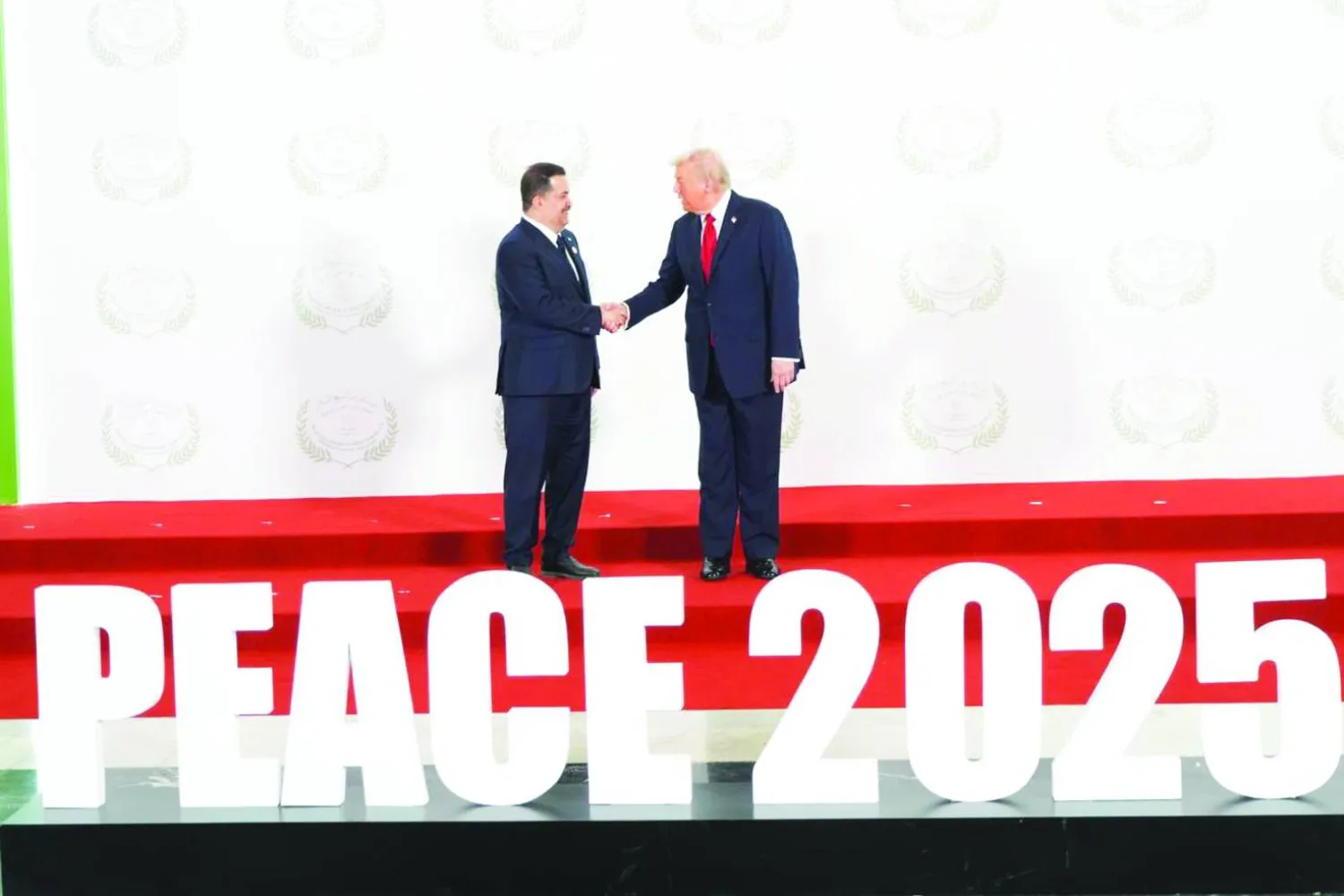 الرئيس الأميركي دونالد ترمب ورئيس الحكومة العراقية محمد شياع السوداني خلال صورة تذكارية على هامش «قمة شرم الشيخ» يوم 13 أكتوبر 2025 (إعلام حكومي)