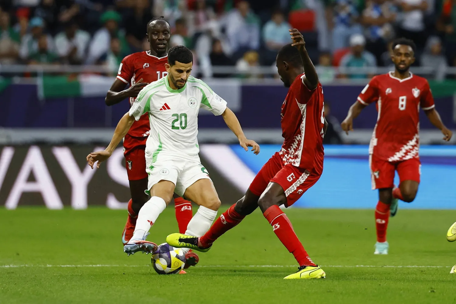 جانب من مباراة الجزائر والسودان (رويترز)