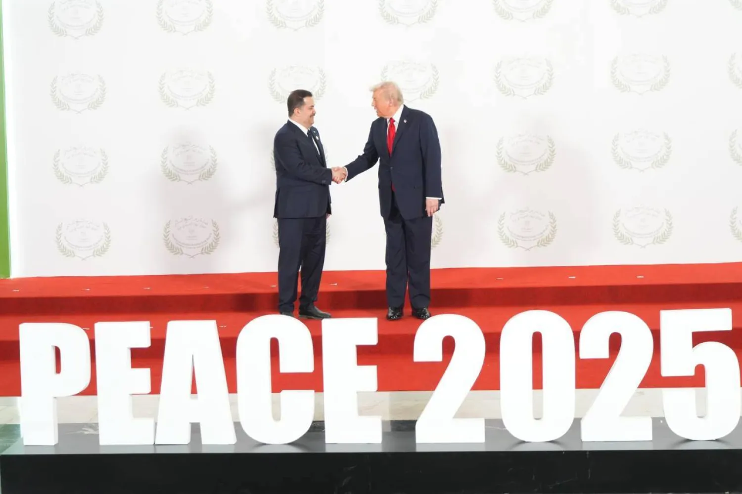 رئیس‌جمهور آمریکا، دونالد ترامپ، و نخست‌وزیر عراق، محمد شیاع السودانی، در عکس یادگاری حاشیه اجلاس شرم‌الشیخ، ۱۳ اکتبر ۲۰۲۵ (رسانه دولتی)