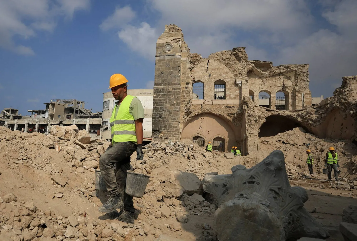  Workers carry out restoration work at the historical Pasha's Palace, damaged during the war, in Gaza City, November 11, 2025. (Reuters)