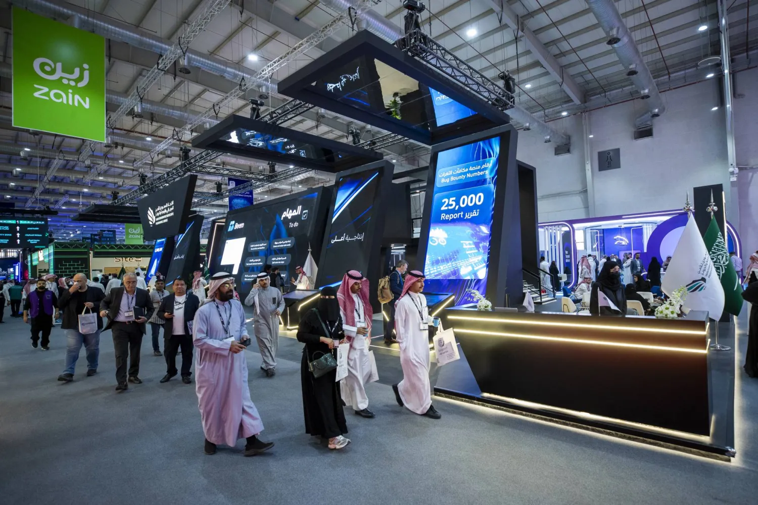 جانب من حضور واسع لمعرض «بلاك هات 25» (الاتحاد السعودي للأمن السيبراني والبرمجة والدرونز)