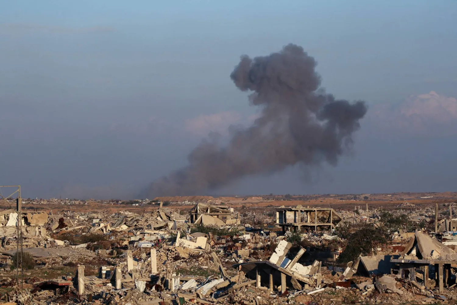 الدخان يتصاعد بعد الغارات الإسرائيلية شرق مدينة غزة (أ.ف.ب)