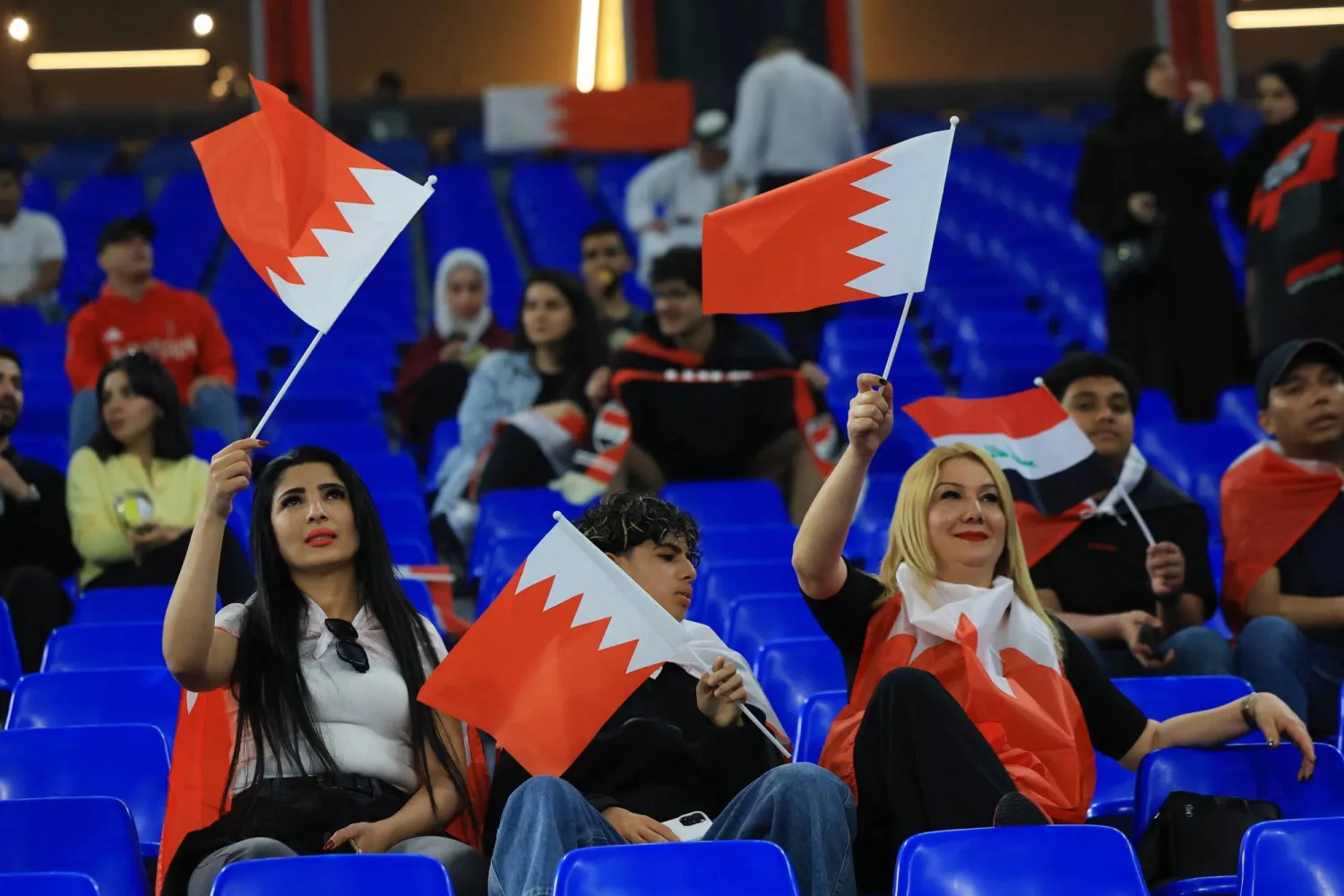 جماهير بحرينية تساند منتخب بلادها أمام العراق (رويترز)