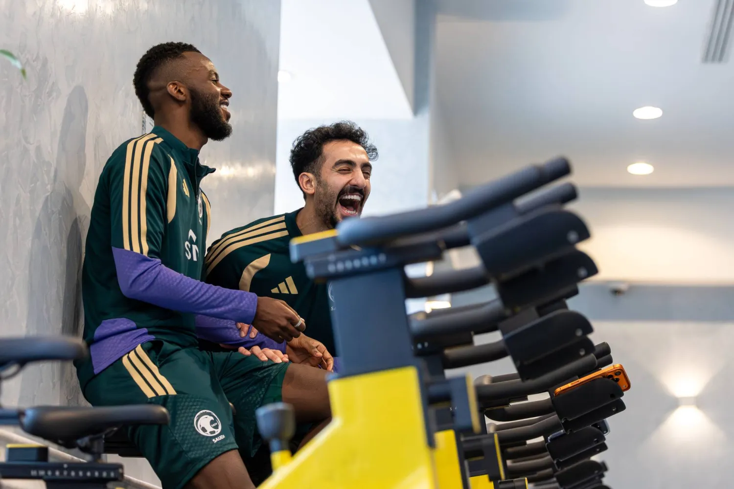 تمبكتي والعقيدي في حديث ضاحك خلال التمارين الاسترجاعية (الشرق الأوسط)