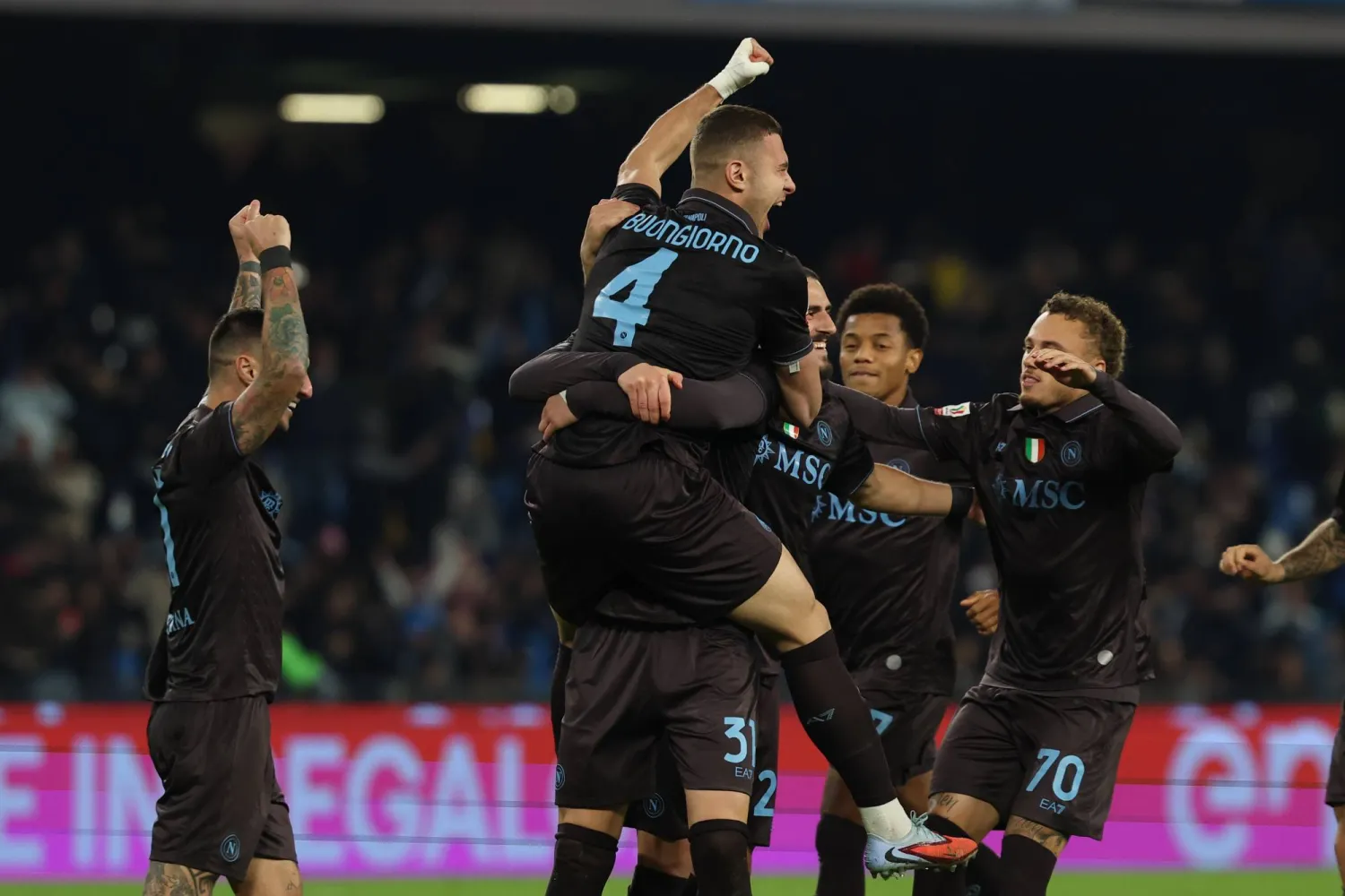 فرحة لاعبي نابولي بعد الفوز على كالياري (د.ب.أ)