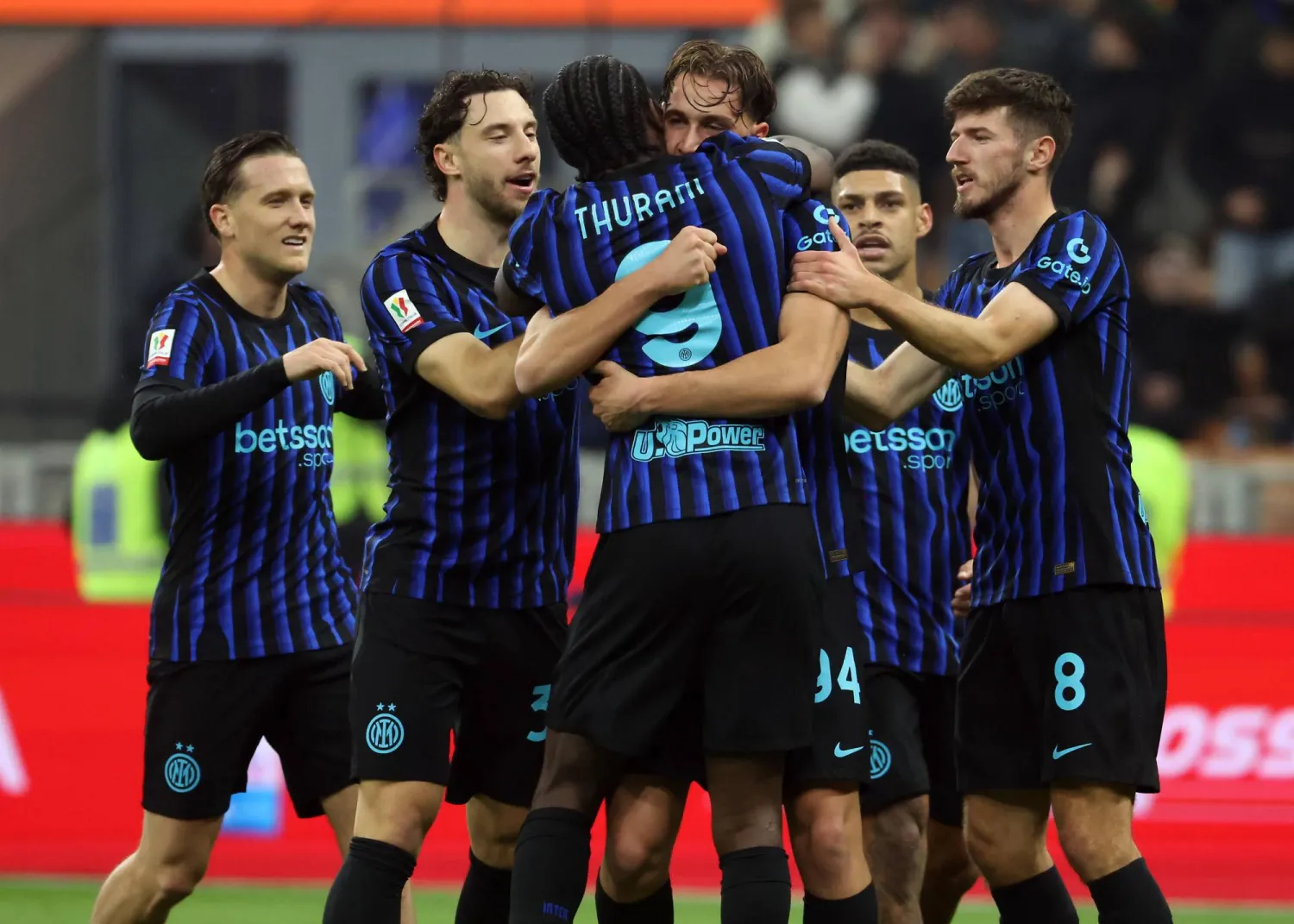 فرحة لاعبي ميلان بأحد أهدافهم الخمسة في المباراة (إ.ب.أ)