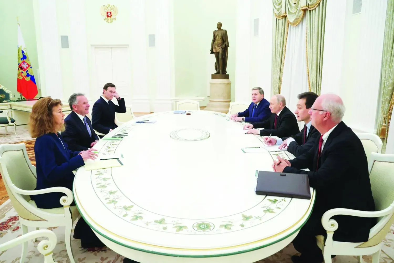 Devlet Başkanı Putin, sağında Yuri Ushakov ve Kirill Dmitriev ile birlikte dün Moskova'da Witkov ve Kushner ile görüştü (Sputnik- AFP)