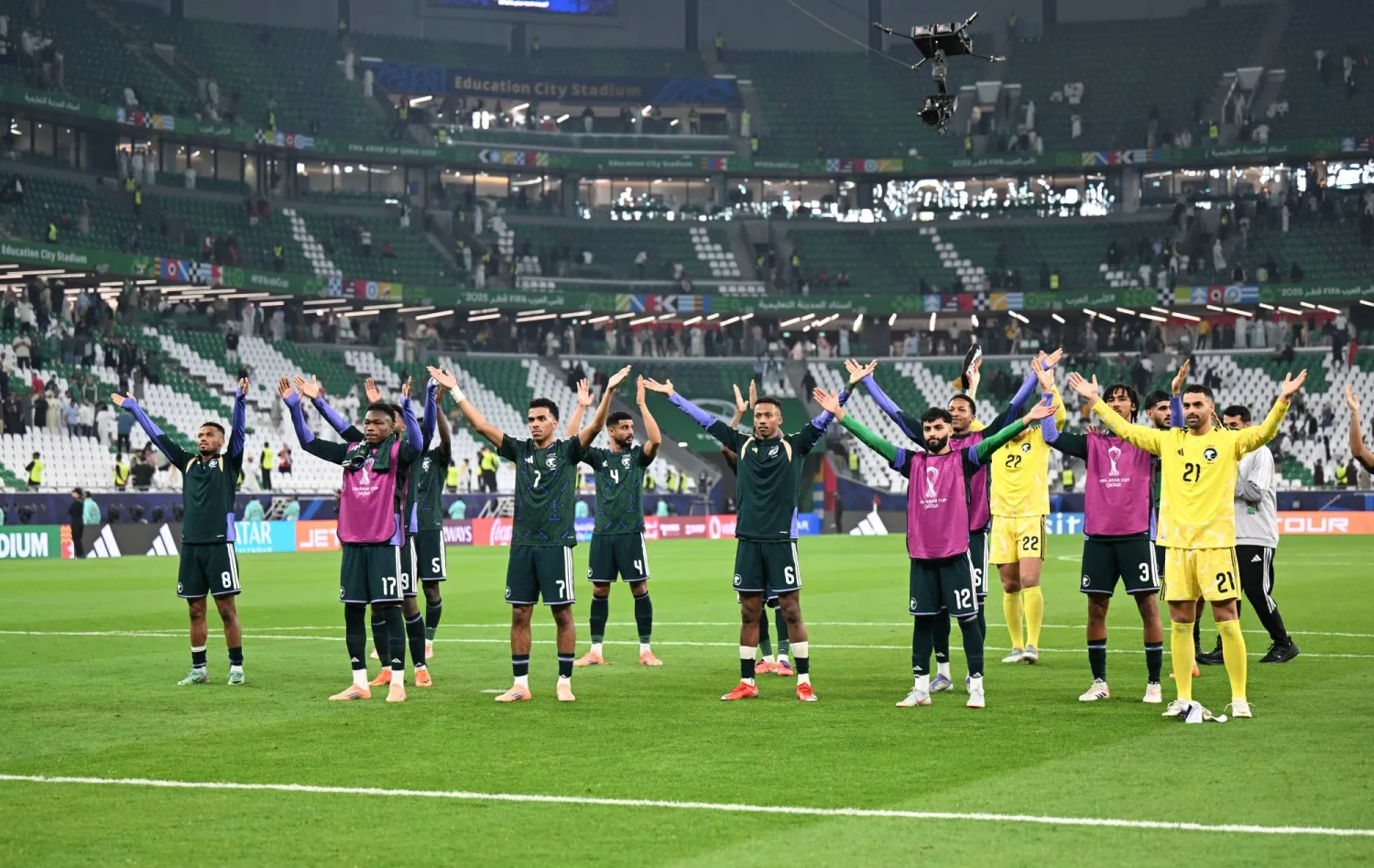 لاعبو المنتخب السعودي يحتفلون بفوزهم على عمان (تصوير: بشير صالح)