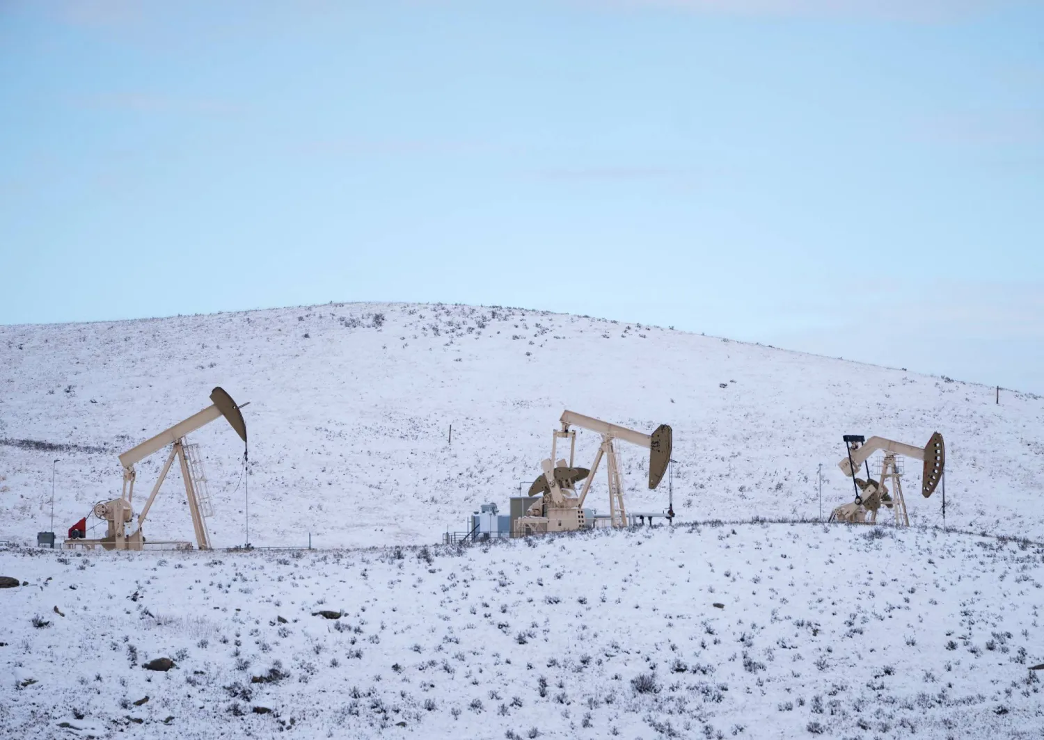 مضخات نفط تعمل في حقل مزارع بالقرب من كالغاري (رويترز)