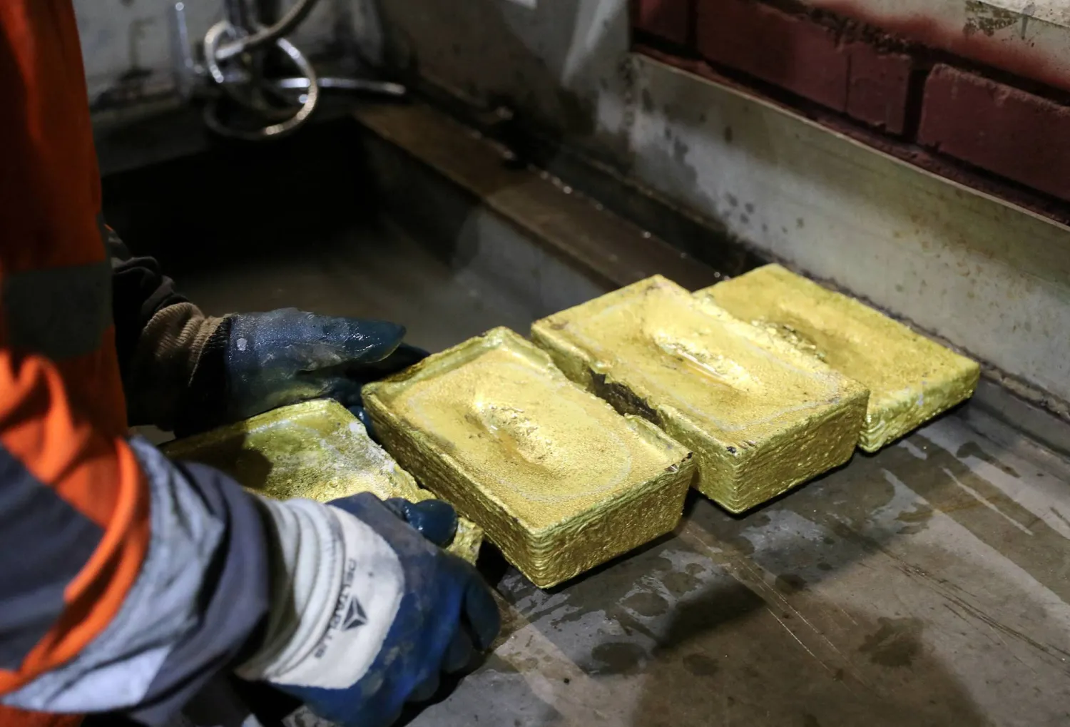 إنتاج سبائك الذهب في مصنع معالجة في منجم فارفارينسكوي للذهب في كازاخستان (رويترز)