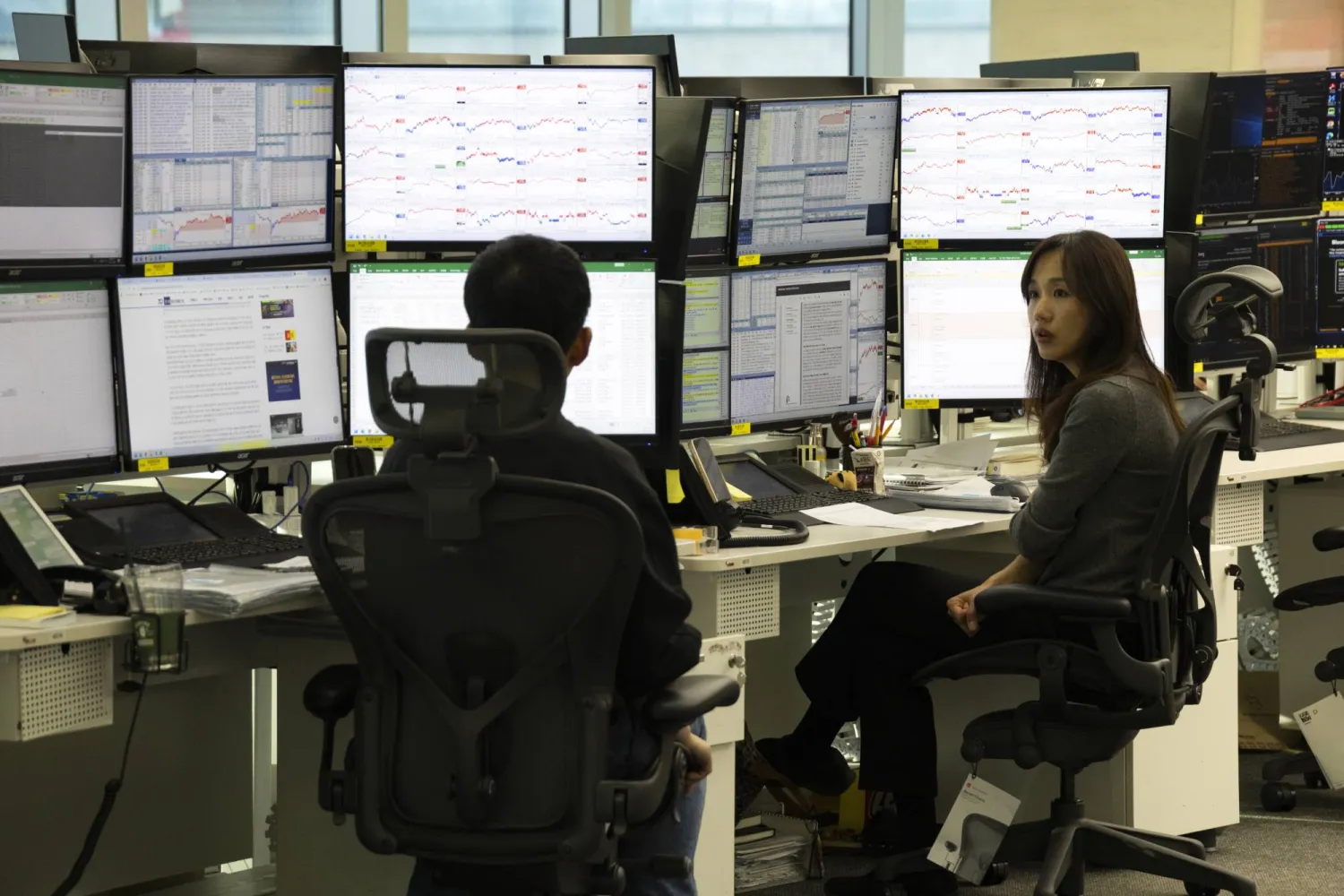 متداولون يعملون أمام شاشات المراقبة ببنك هانا في سيول (إ.ب.أ)