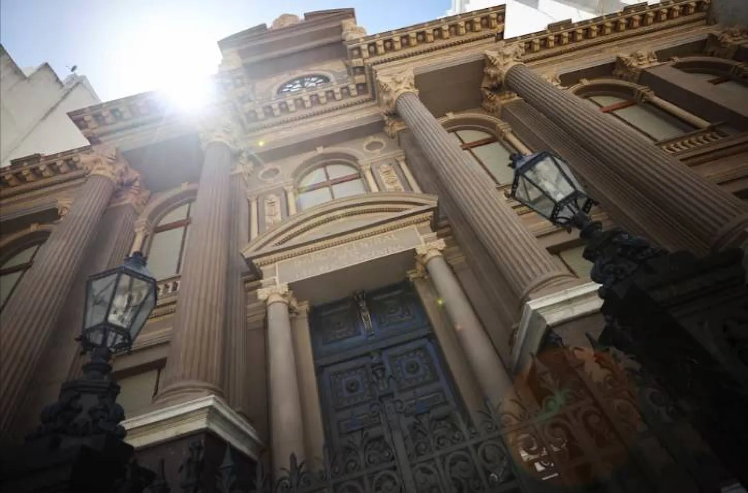 الواجهة القديمة للبنك المركزي الأرجنتيني بعد ترميمها في بوينس آيرس  (رويترز)