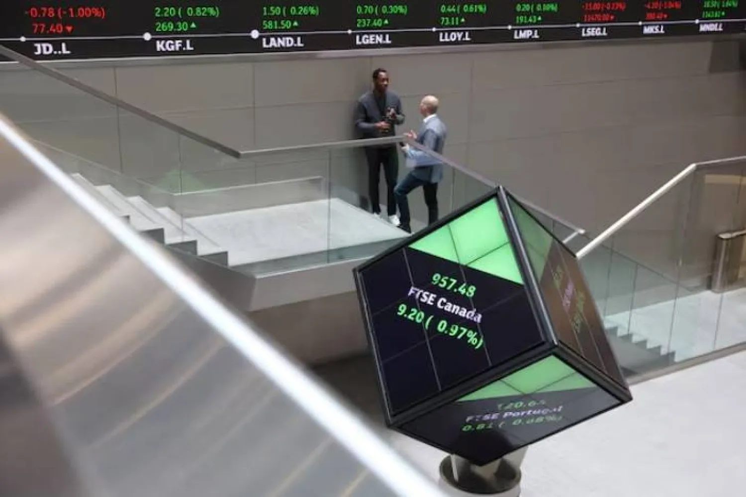 تعرض بيانات ومعلومات الأسواق المالية على شاشات داخل مقر مجموعة بورصة لندن (رويترز)