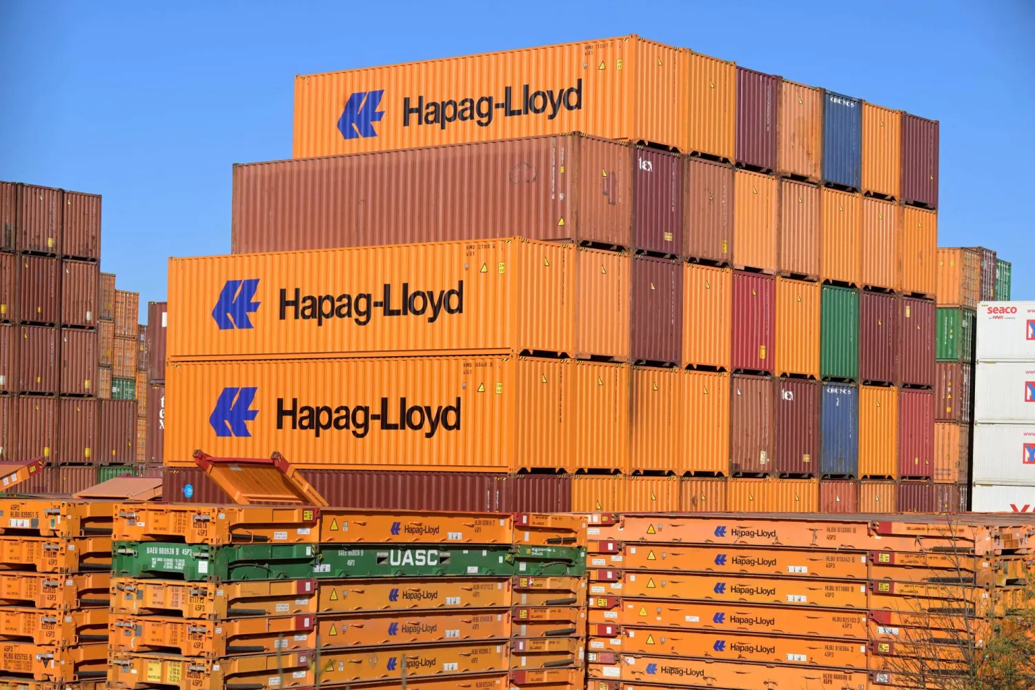 حاويات شركة «هاباغ - لويد» في محطة تحميل بميناء هامبورغ (رويترز)