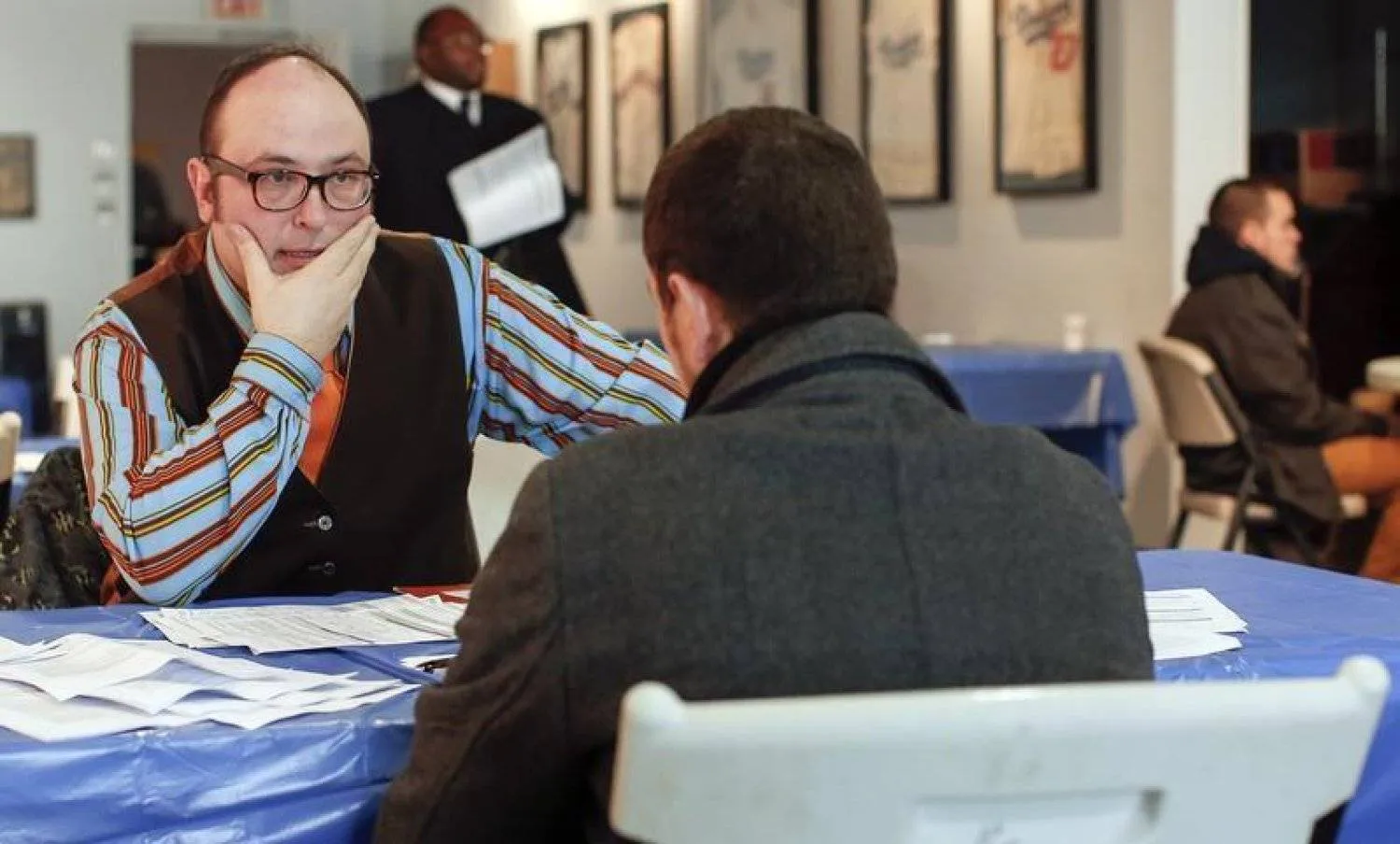 هناك بعض الخطوات الفعالة التي قد تساعدك في الحفاظ على يقظتك وتركيزك خلال الاجتماعات (أرشيفية - رويترز)