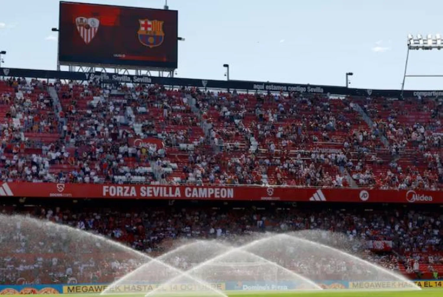 Soccer Football - LaLiga - Sevilla v FC Barcelona - Ramon Sanchez Pizjuan, Seville, Spain - October 5, 2025 General view of sprinklers watering the pitch inside the stadium before the match REUTERS/Marcelo Del Pozo 