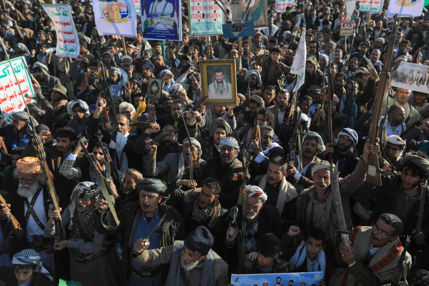 الراعي يقلد رئيس مجلس حكم الحوثيين رتبة مشير (إعلام محلي)
