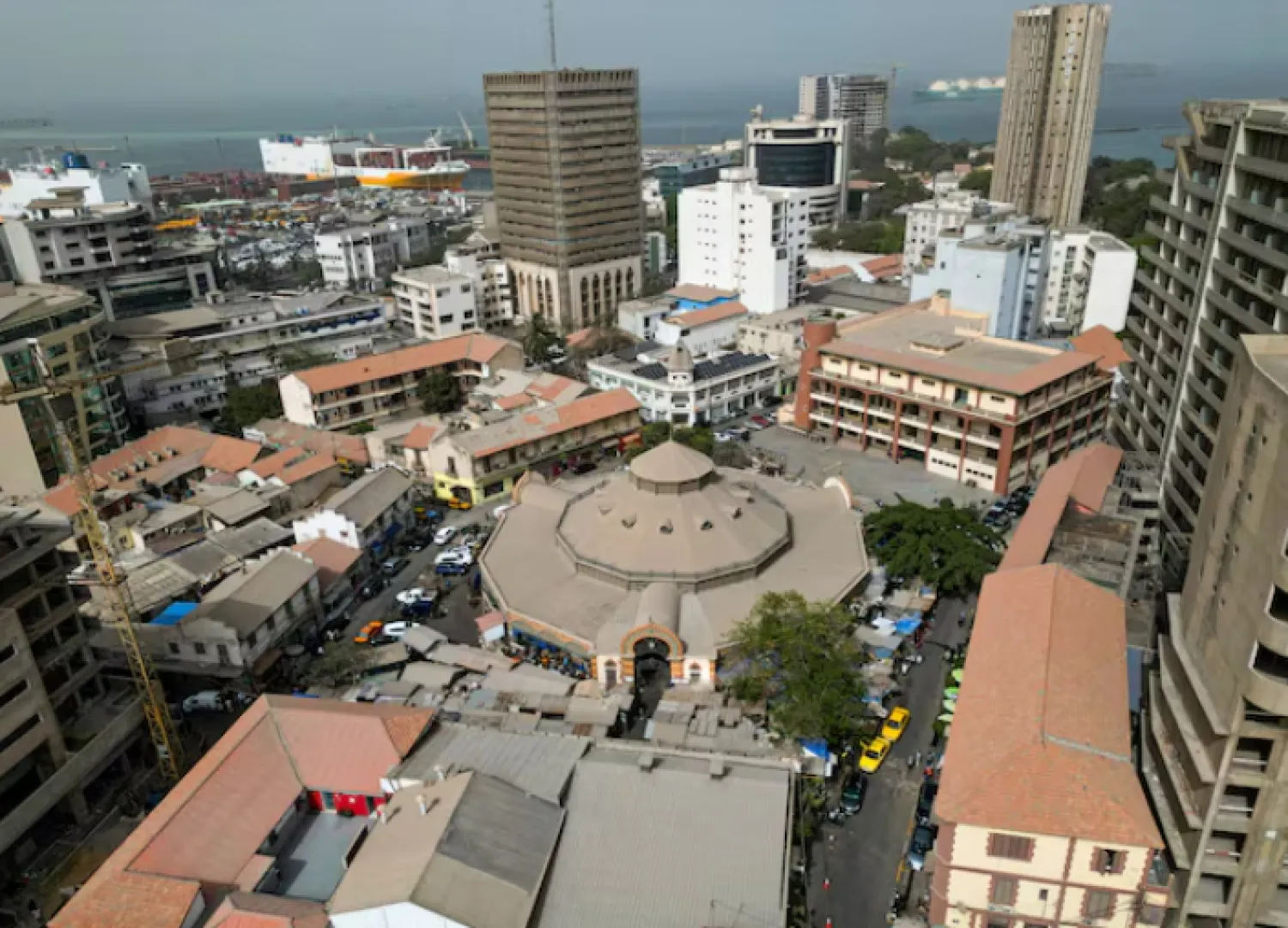 صورة من طائرة مسيَّرة تظهر سوق كيرميل في وسط دكار بالسنغال (رويترز)