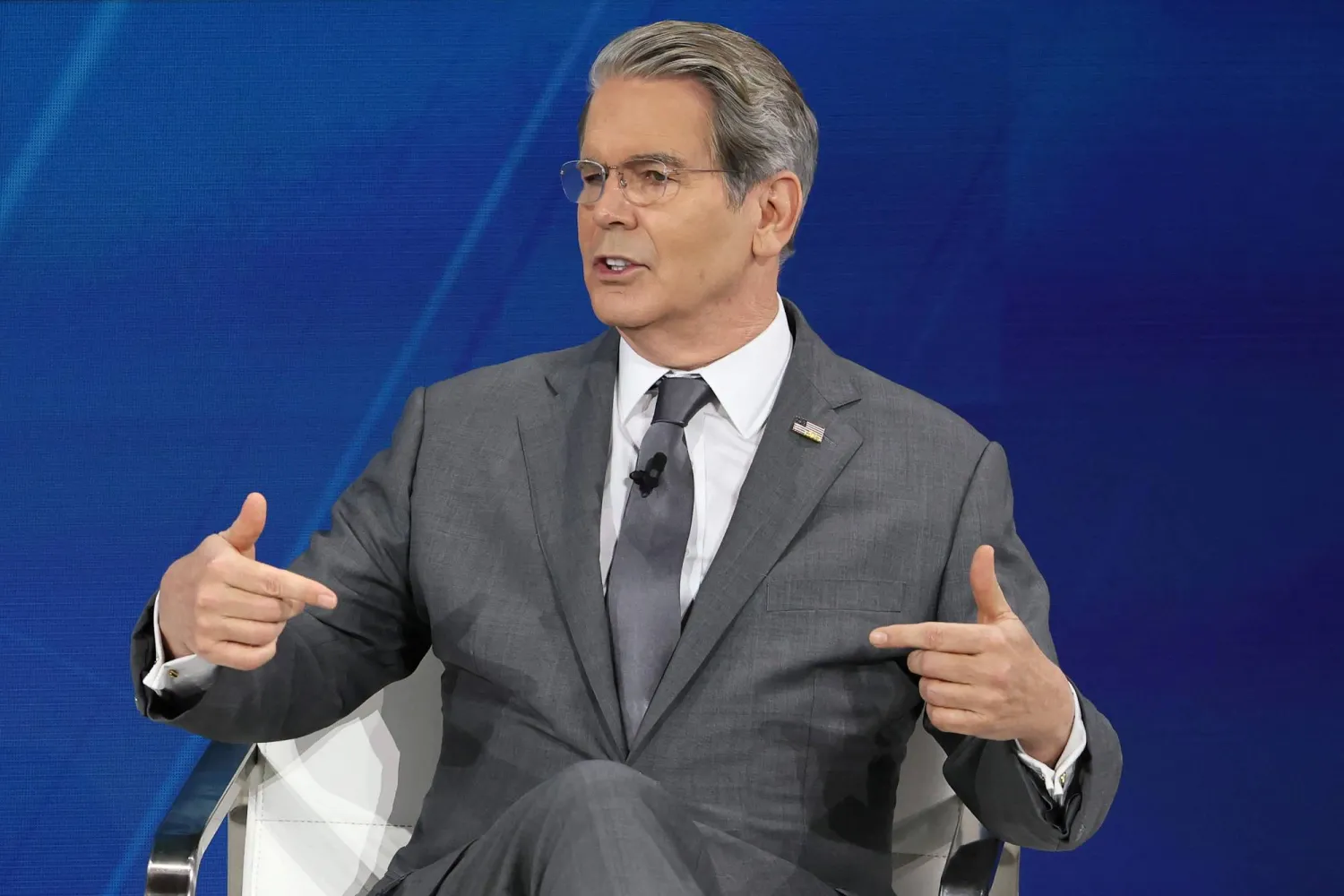 سكوت بيسنت يتحدث خلال قمة «نيويورك تايمز ديلبوك 2025» في مركز جاز لينكولن (أ ف ب)