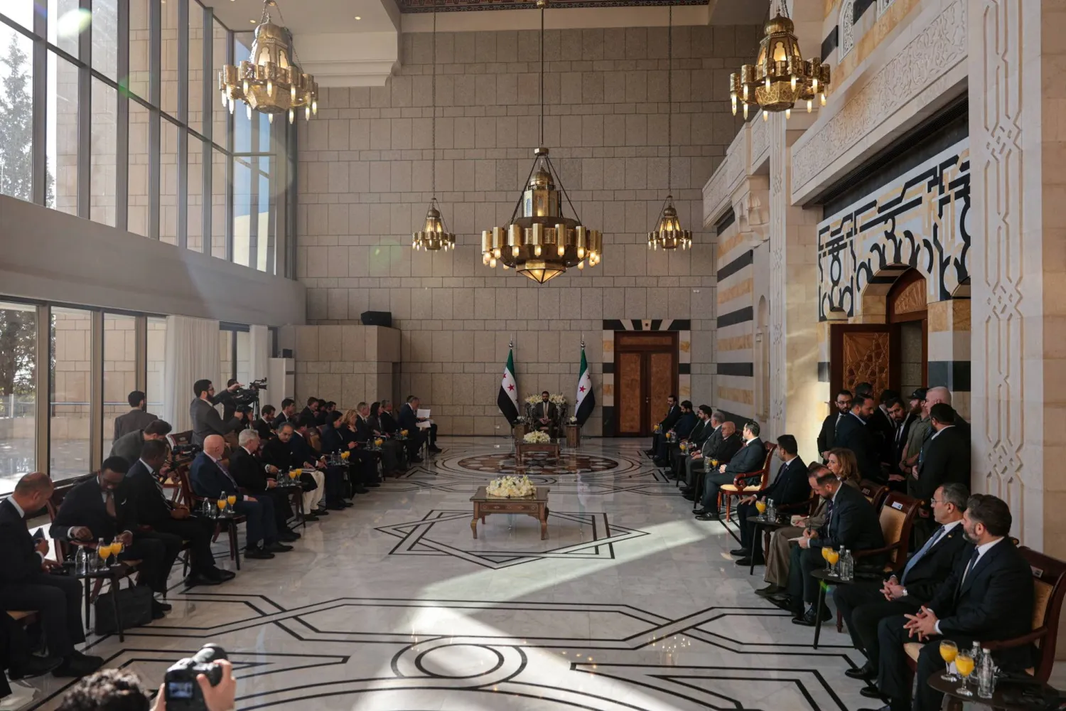 الرئيس السوري أحمد الشرع يستقبل وفداً من 15 مندوباً لأعضاء مجلس الأمن في القصر الرئاسي بدمشق الخميس (إ.ب.أ)