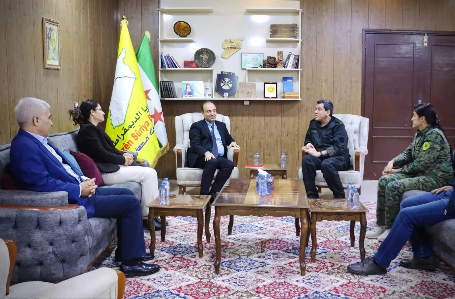 قائد قوات «قسد» مظلوم عبدي والرئيسة المشاركة لدائرة العلاقات الخارجية في الإدارة الذاتية لشمال وشرق سوريا إلهام أحمد خلال لقاء مع السياسي الكردي التركي عثمان بادمير نوفمبر الماضي (إعلام تركي)