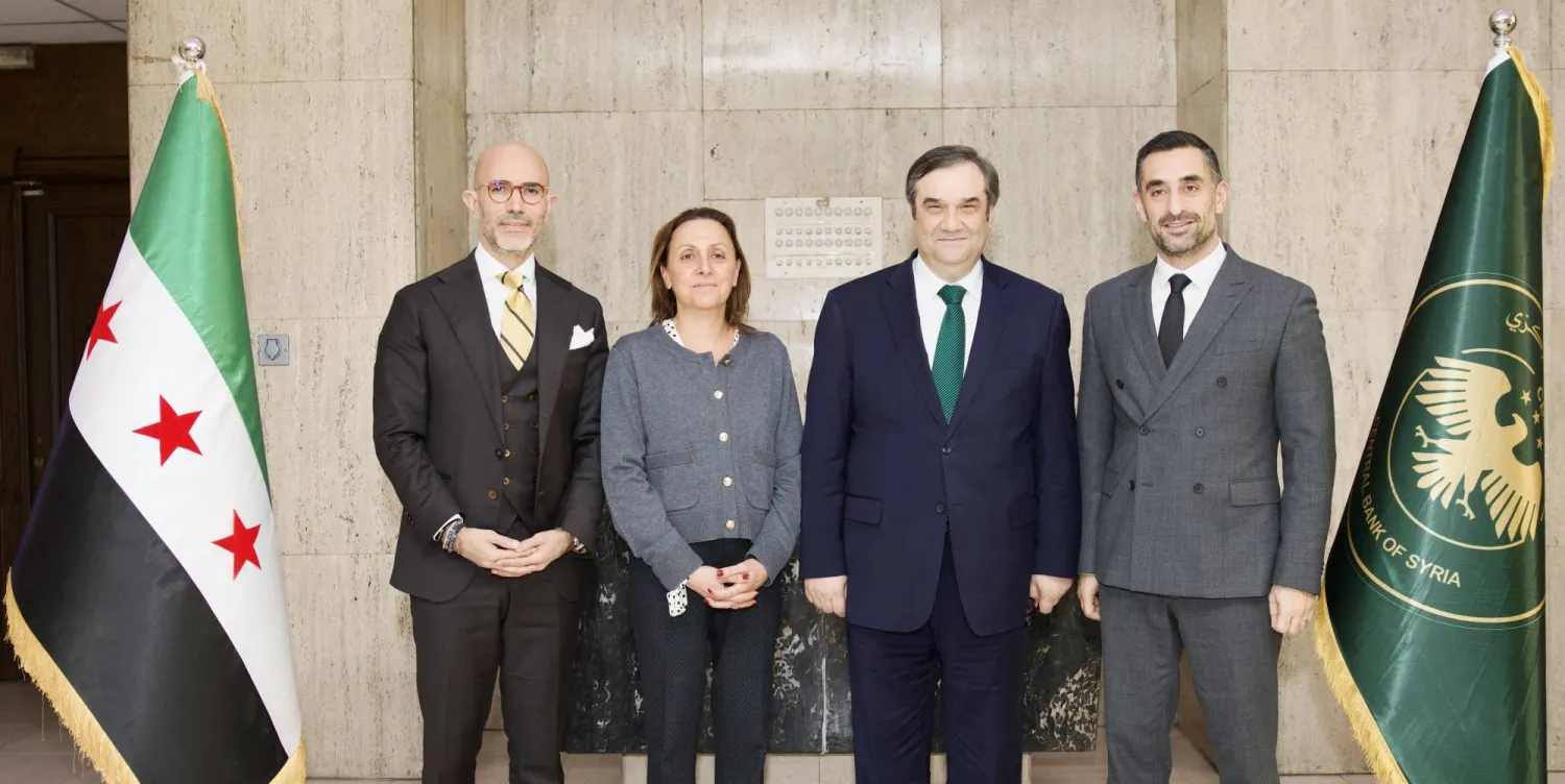 د. عبد القادر حصرية حاكم «مصرف سوريا المركزي» ورائد هرجلي وليلى سرحان وماريو مكاري من شركة «فيزا» (الشرق الأوسط)