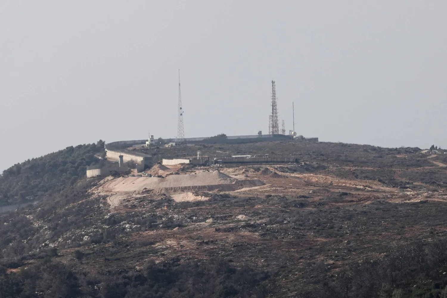 موقع إسرائيلي بجوار قاعدة تابعة لقوة الأمم المتحدة المؤقتة في لبنان على الجانب اللبناني من الخط الأزرق الذي رسمته الأمم المتحدة (أ.ف.ب)