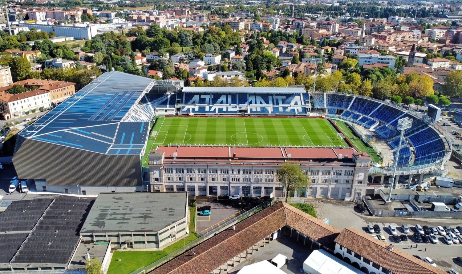 يستضيف الملعب الخاص بنادي أتالانتا في برغامو مباراة إيطاليا مع ضيفتها آيرلندا الشمالية (رويترز)